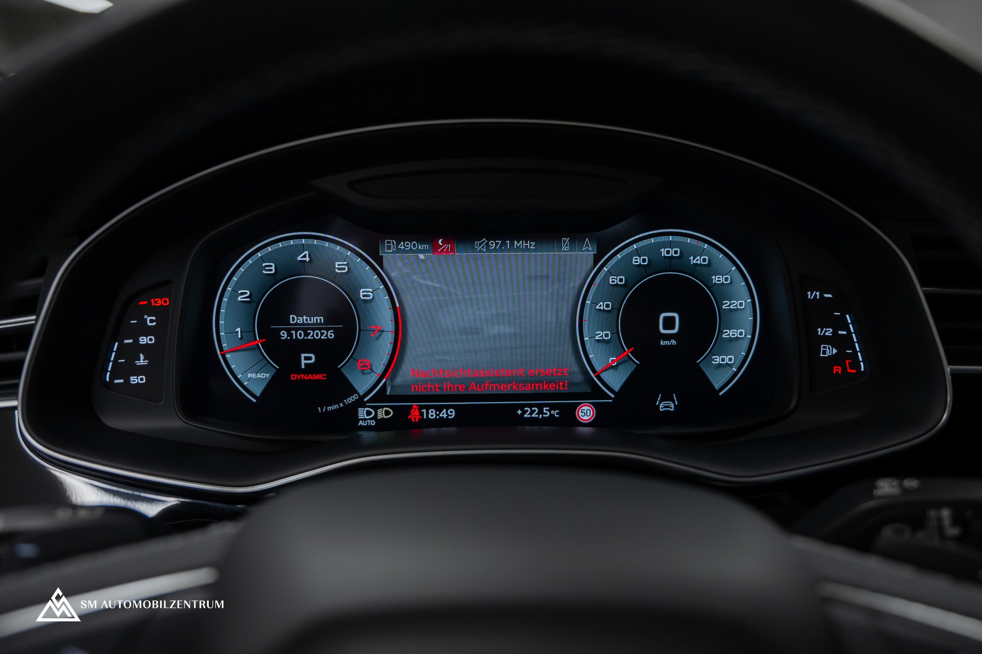 AUDI Q8 55 TFSI Black Edition quattro T-Tronic S-Line / Panorama / Nachtsicht / Rautensteppung / Head-Up / AHK-image-31