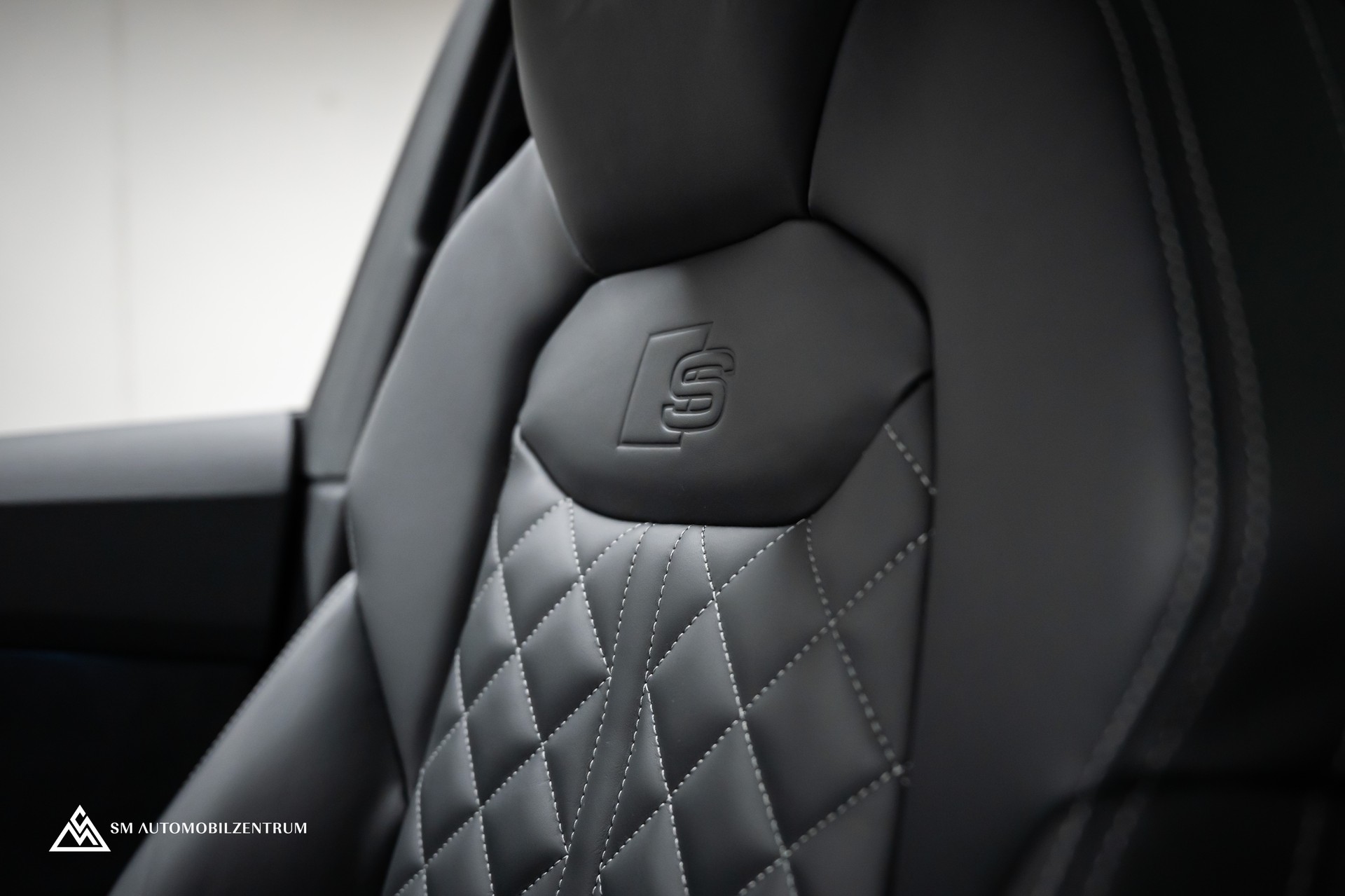 AUDI Q8 55 TFSI Black Edition quattro T-Tronic S-Line / Panorama / Nachtsicht / Rautensteppung / Head-Up / AHK-image-39