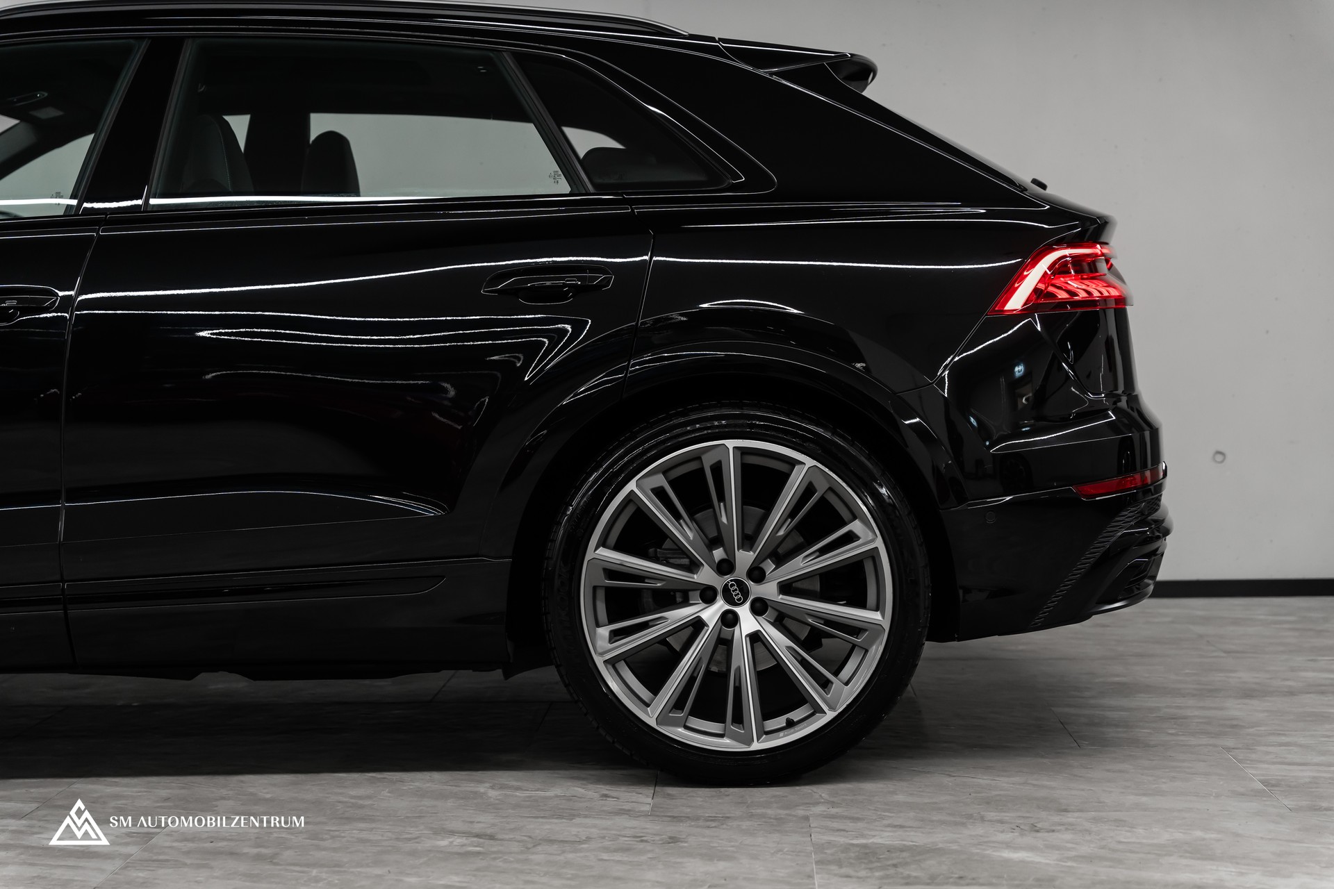 AUDI Q8 55 TFSI Black Edition quattro T-Tronic S-Line / Panorama / Nachtsicht / Rautensteppung / Head-Up / AHK-image-6