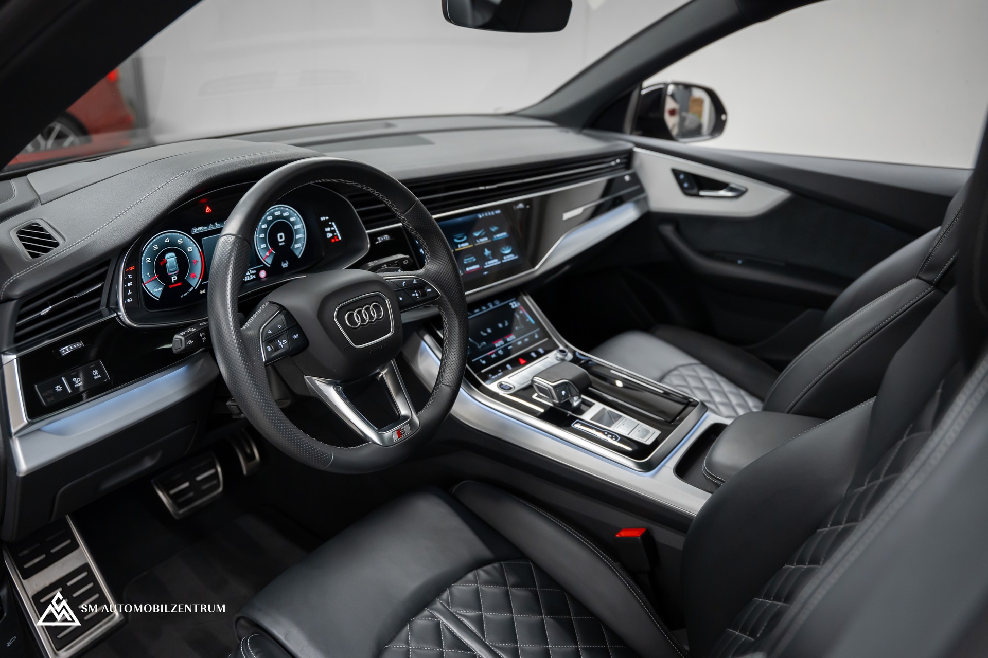 AUDI Q8 55 TFSI Black Edition quattro T-Tronic S-Line / Panorama / Nachtsicht / Rautensteppung / Head-Up / AHK-image-19