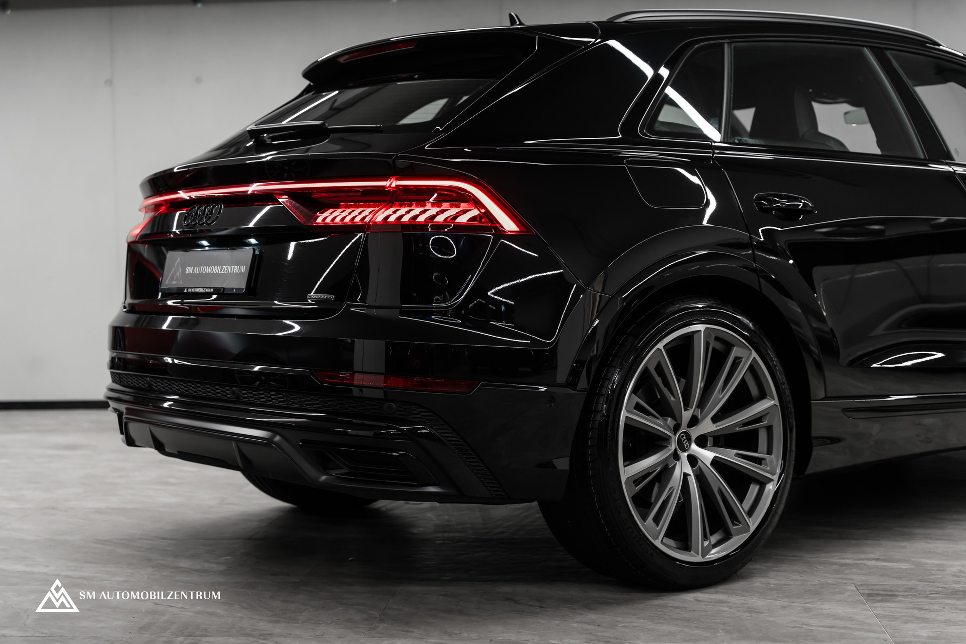 AUDI Q8 55 TFSI Black Edition quattro T-Tronic S-Line / Panorama / Nachtsicht / Rautensteppung / Head-Up / AHK-image-9