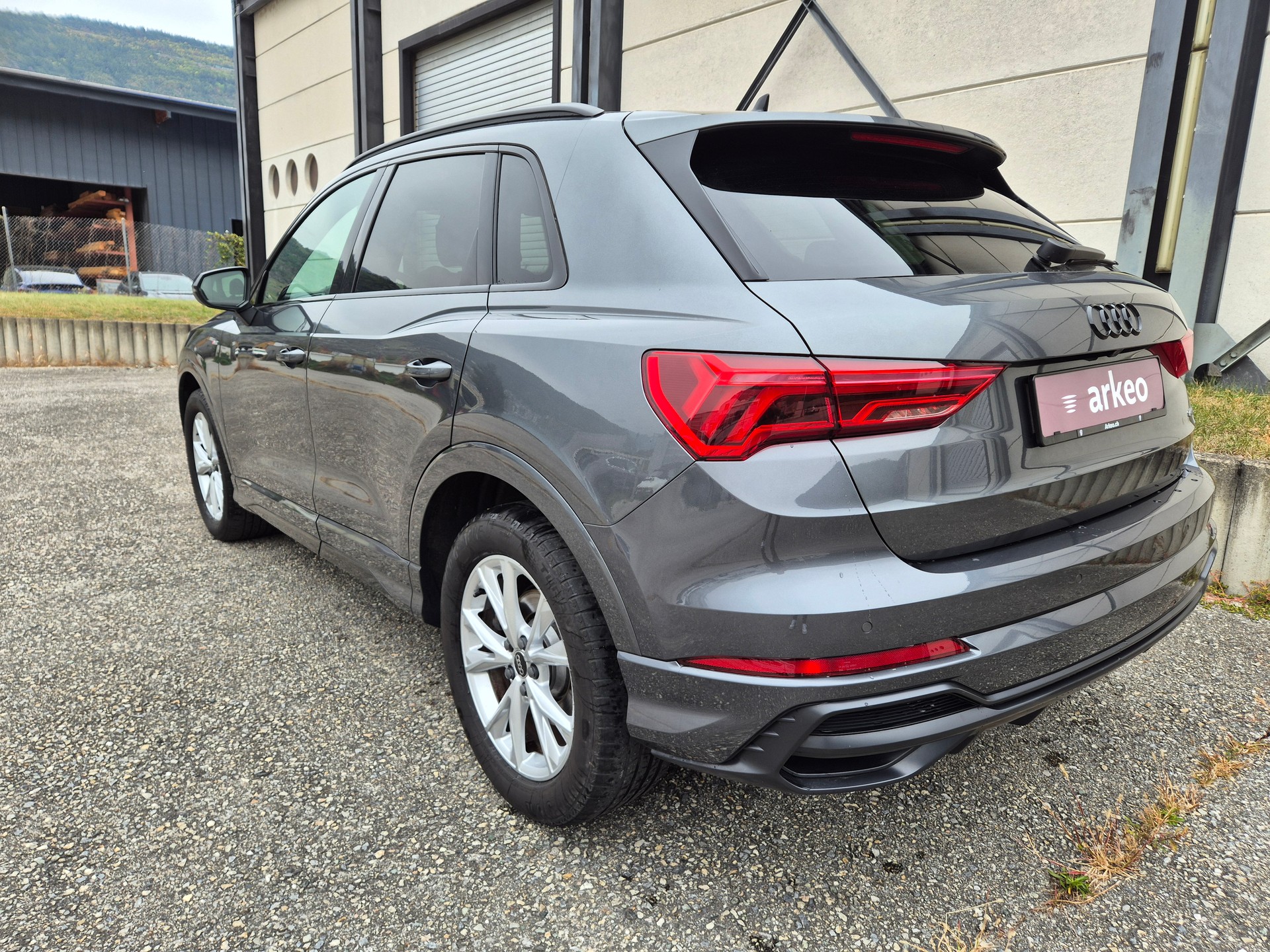 AUDI Q3 40 TFSI S line quattro S-tronic-image-4