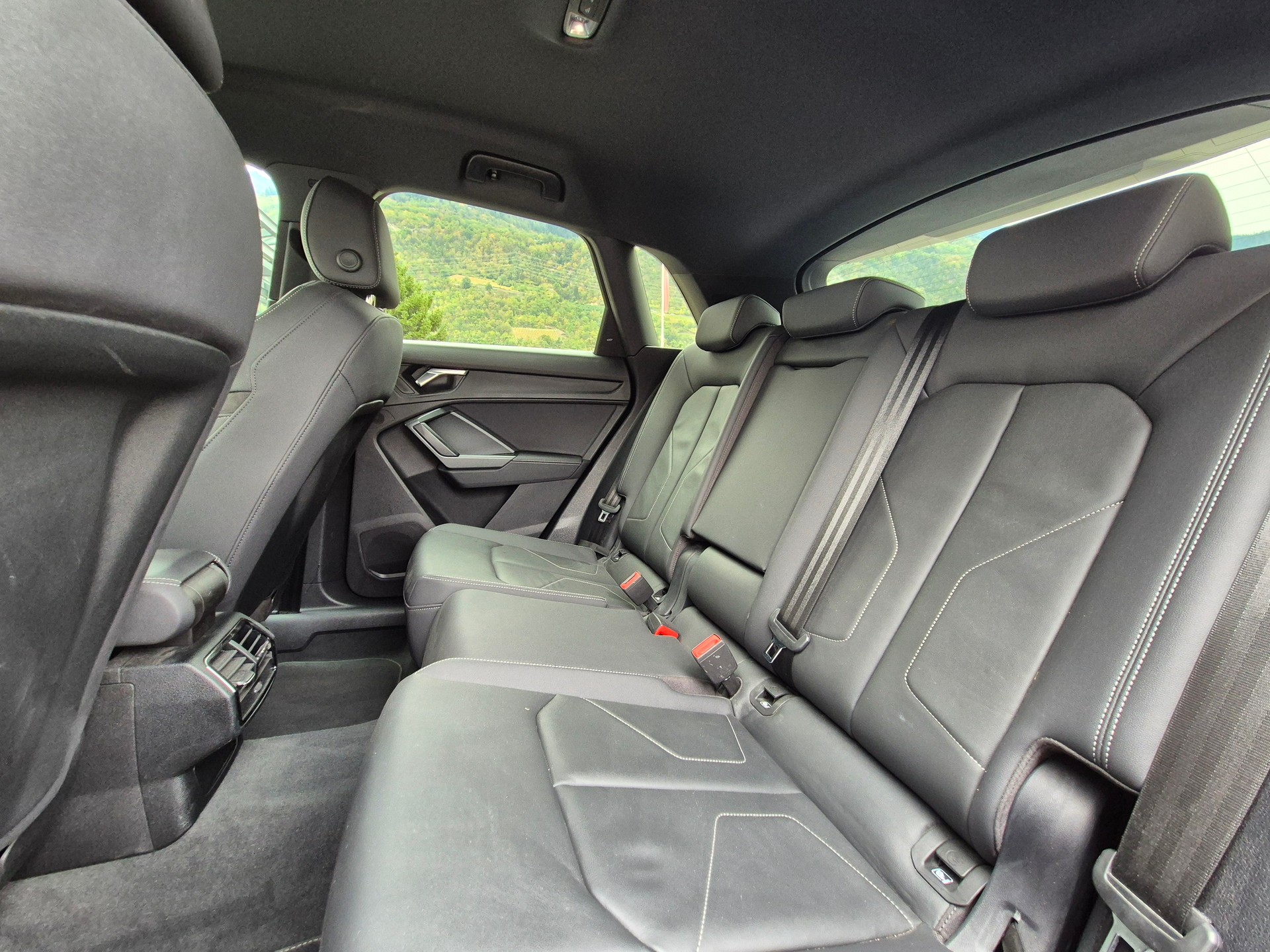 AUDI Q3 40 TFSI S line quattro S-tronic-image-8