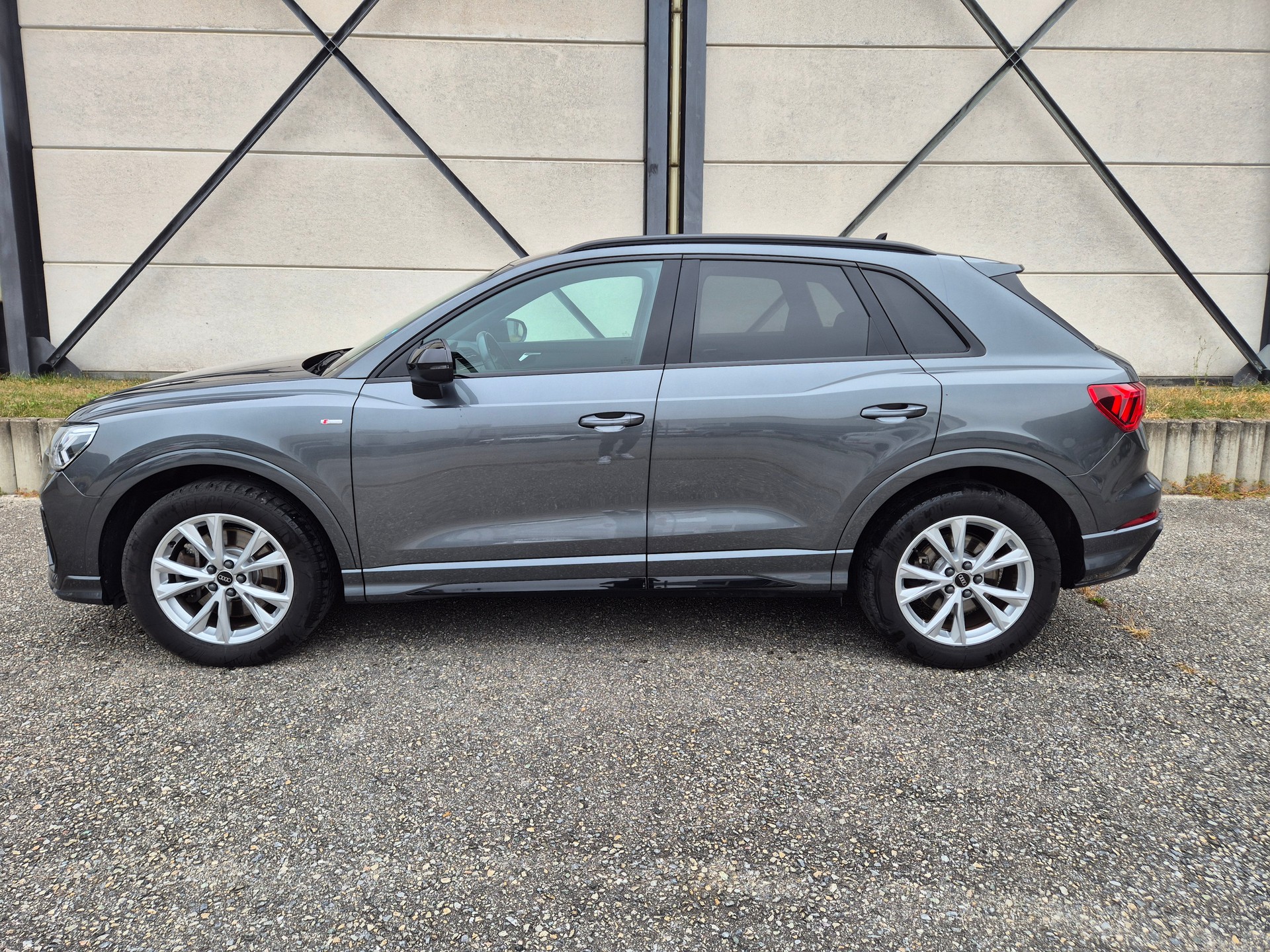 AUDI Q3 40 TFSI S line quattro S-tronic-image-2