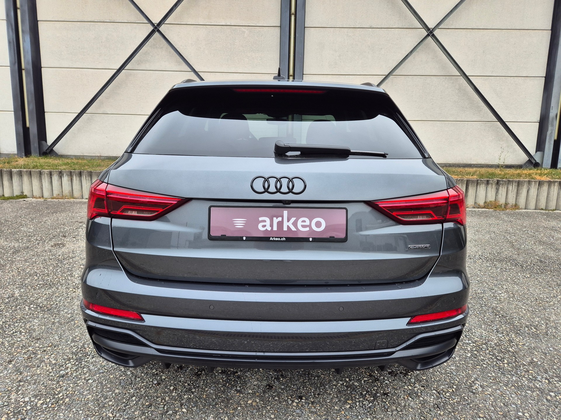AUDI Q3 40 TFSI S line quattro S-tronic-image-3