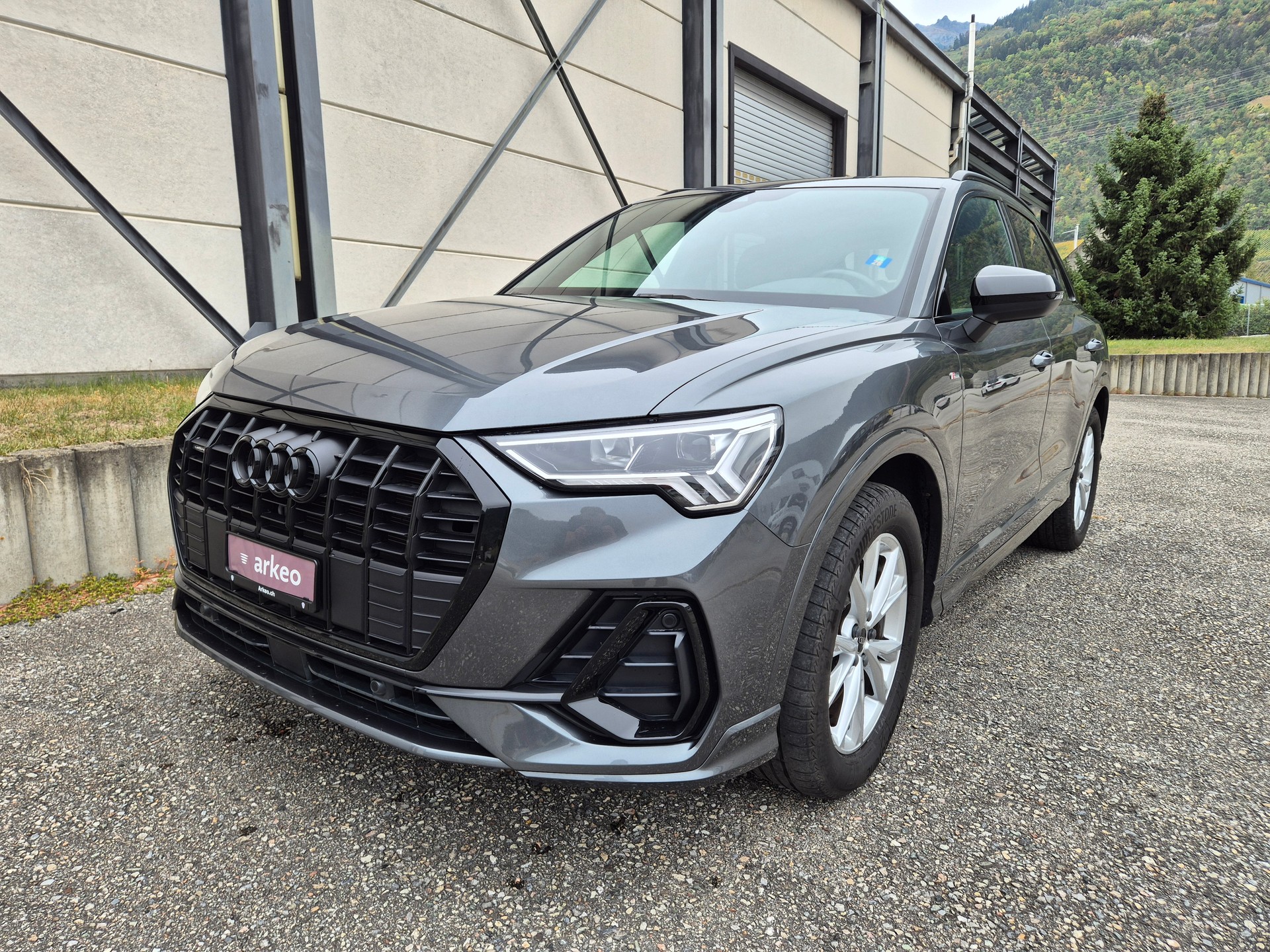AUDI Q3 40 TFSI S line quattro S-tronic-image-0