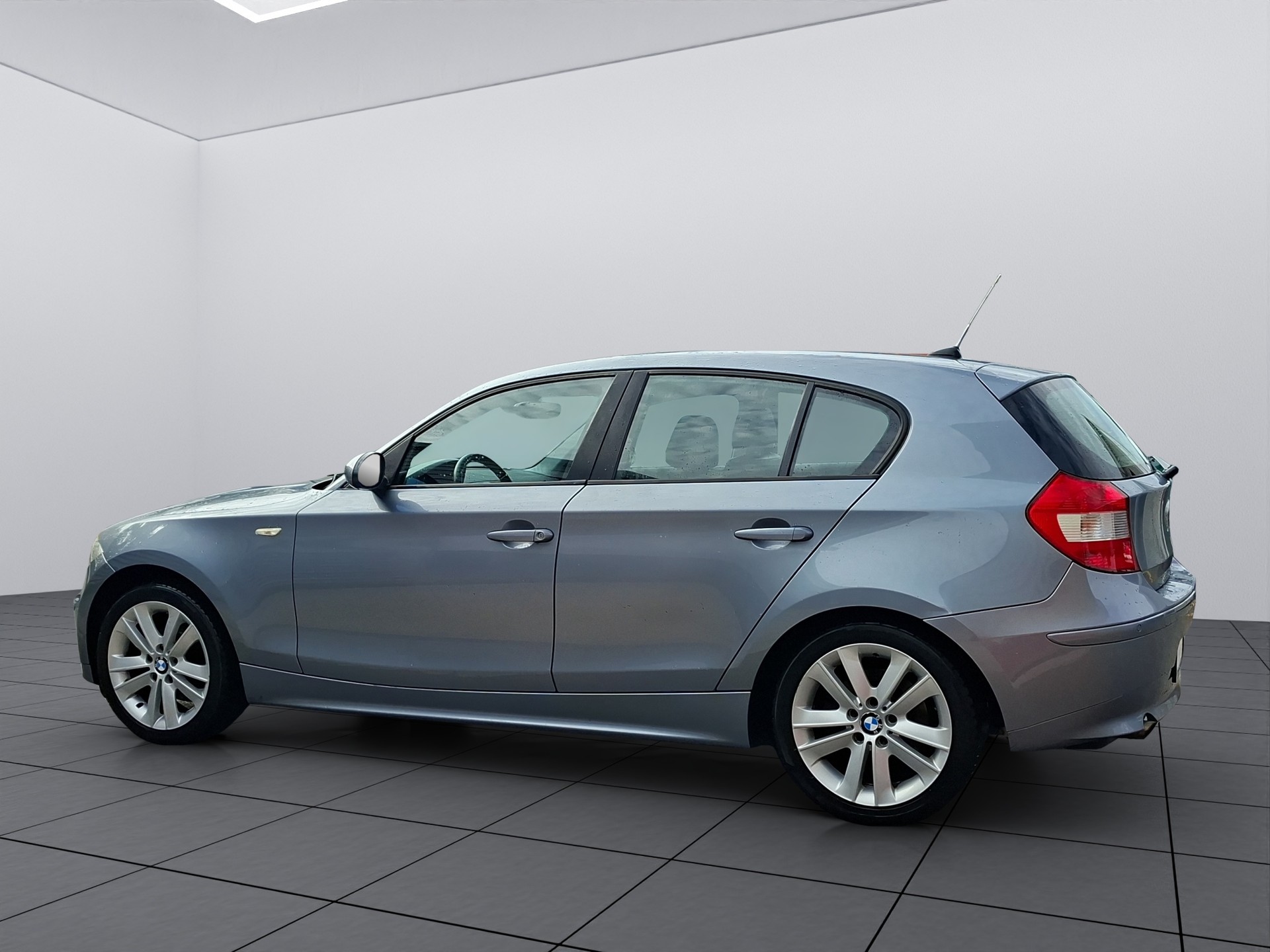 BMW 120i-image-3