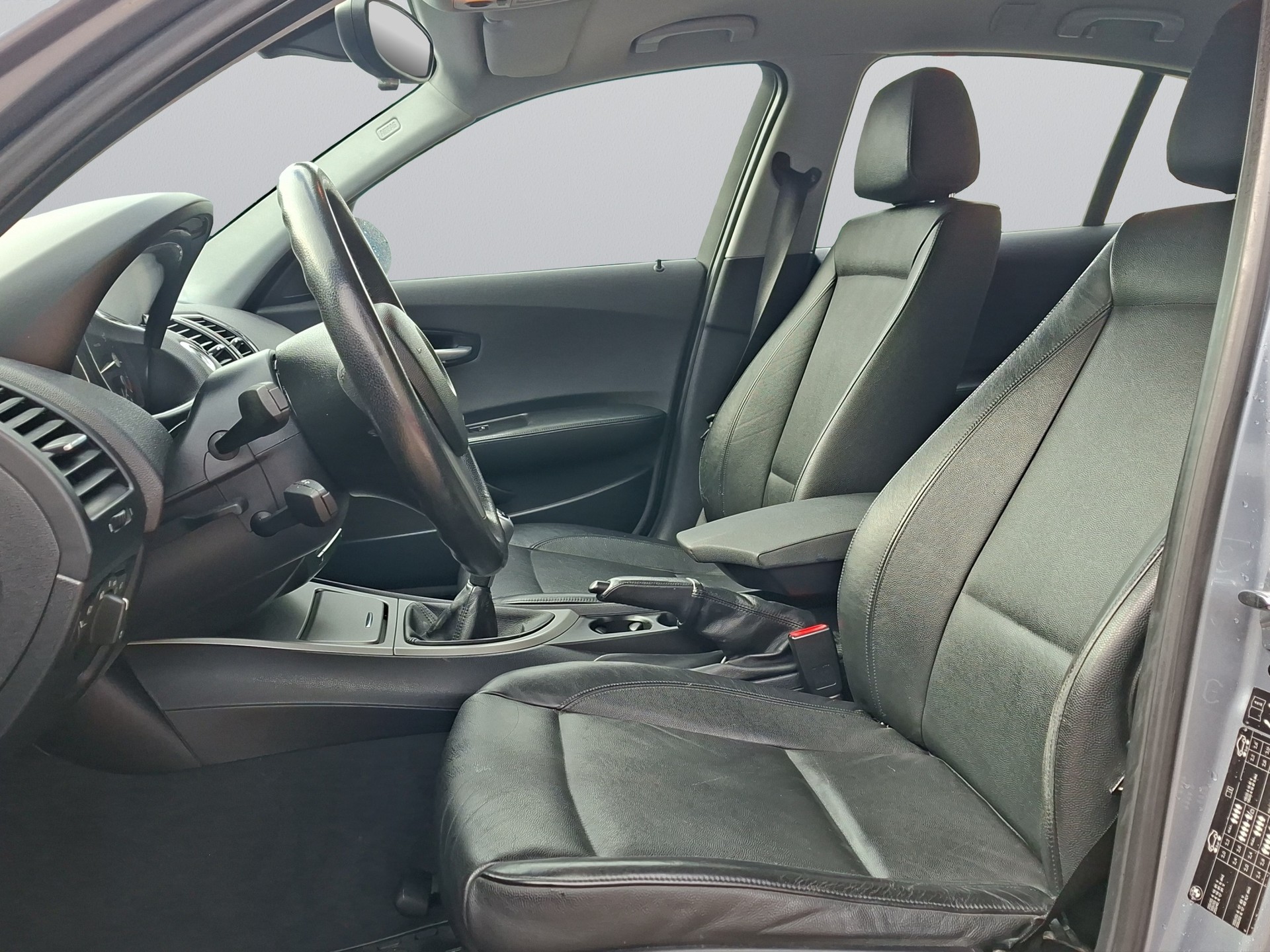 BMW 120i-image-8