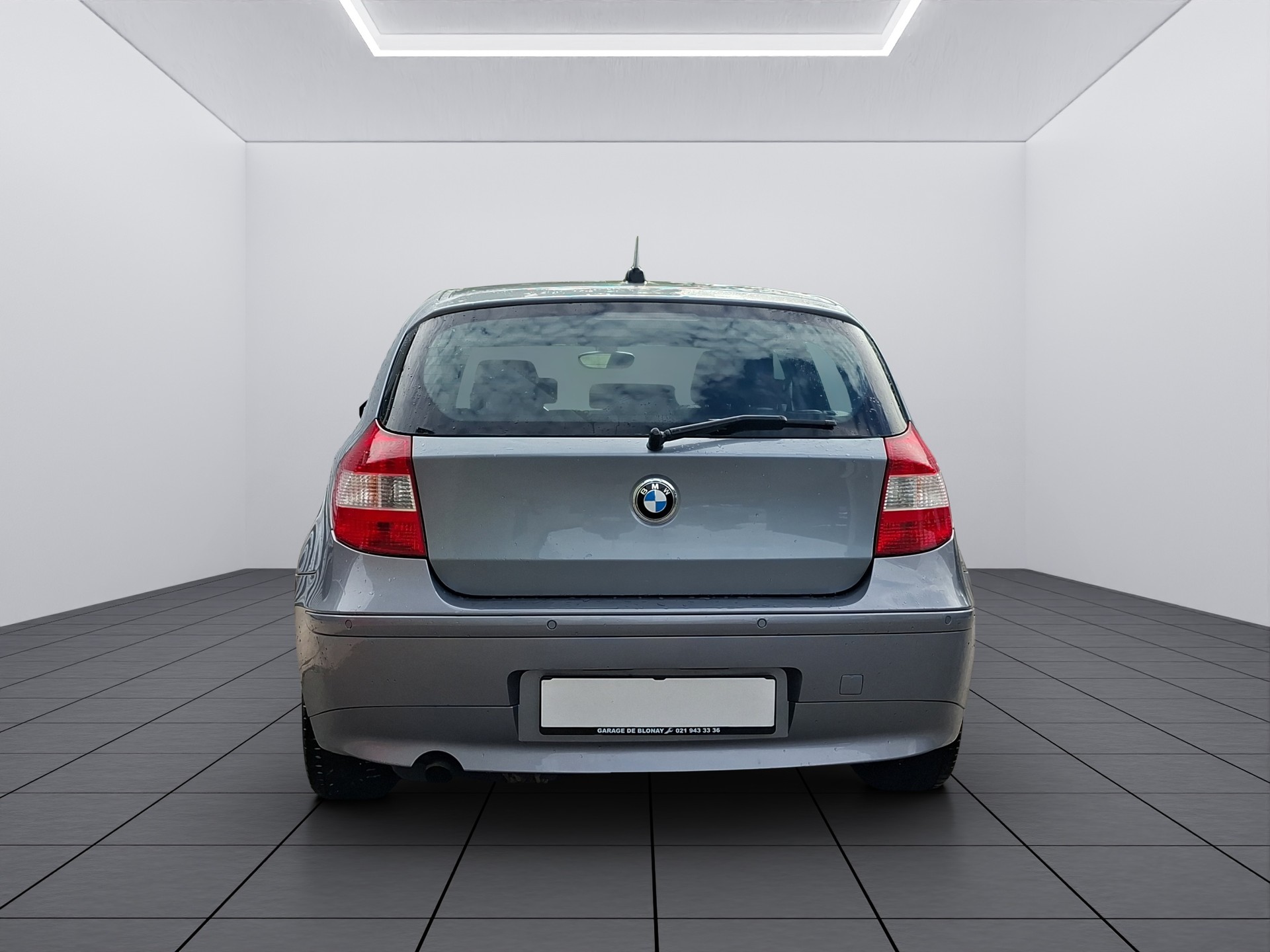 BMW 120i-image-5