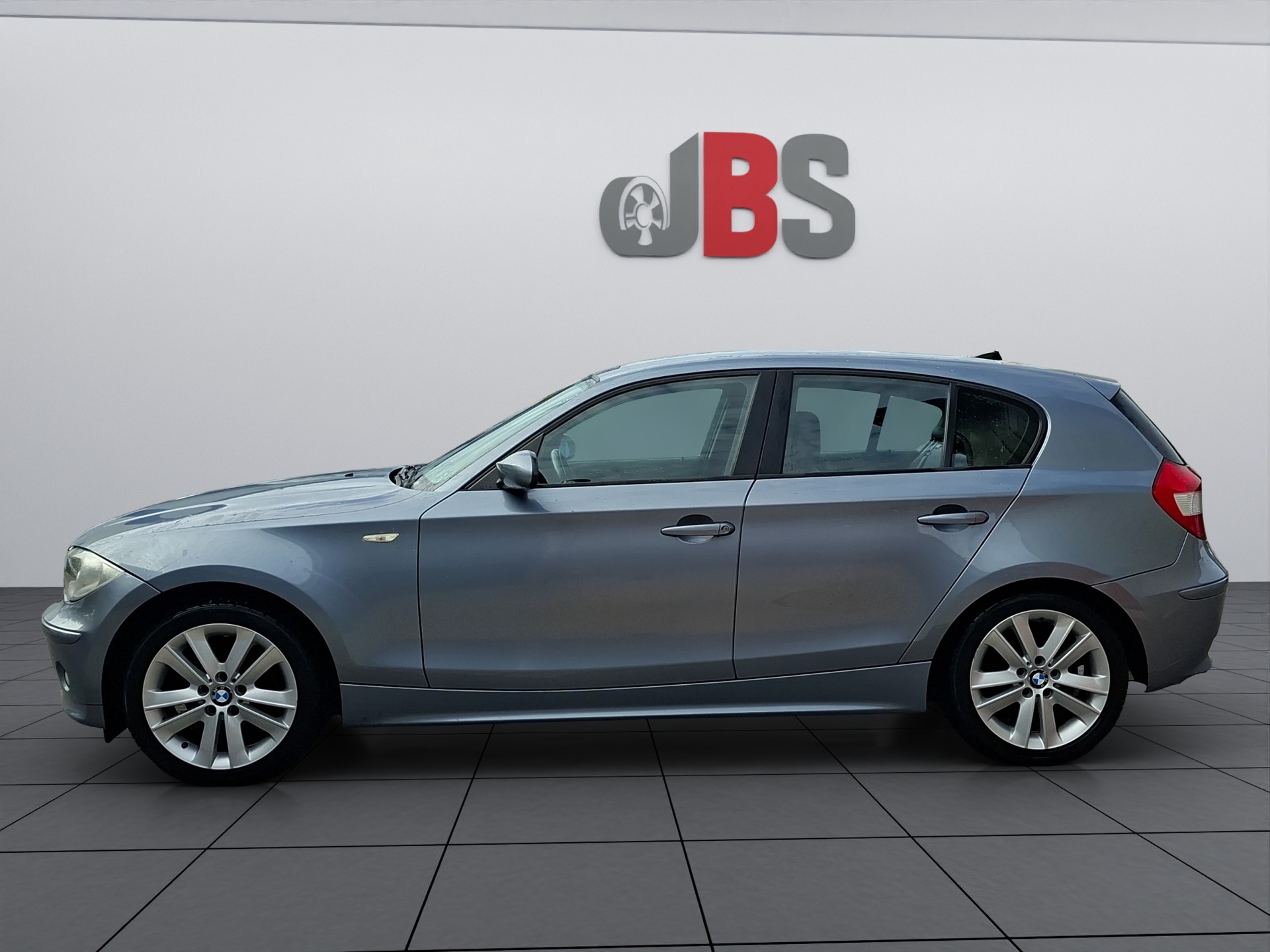 BMW 120i-image-1