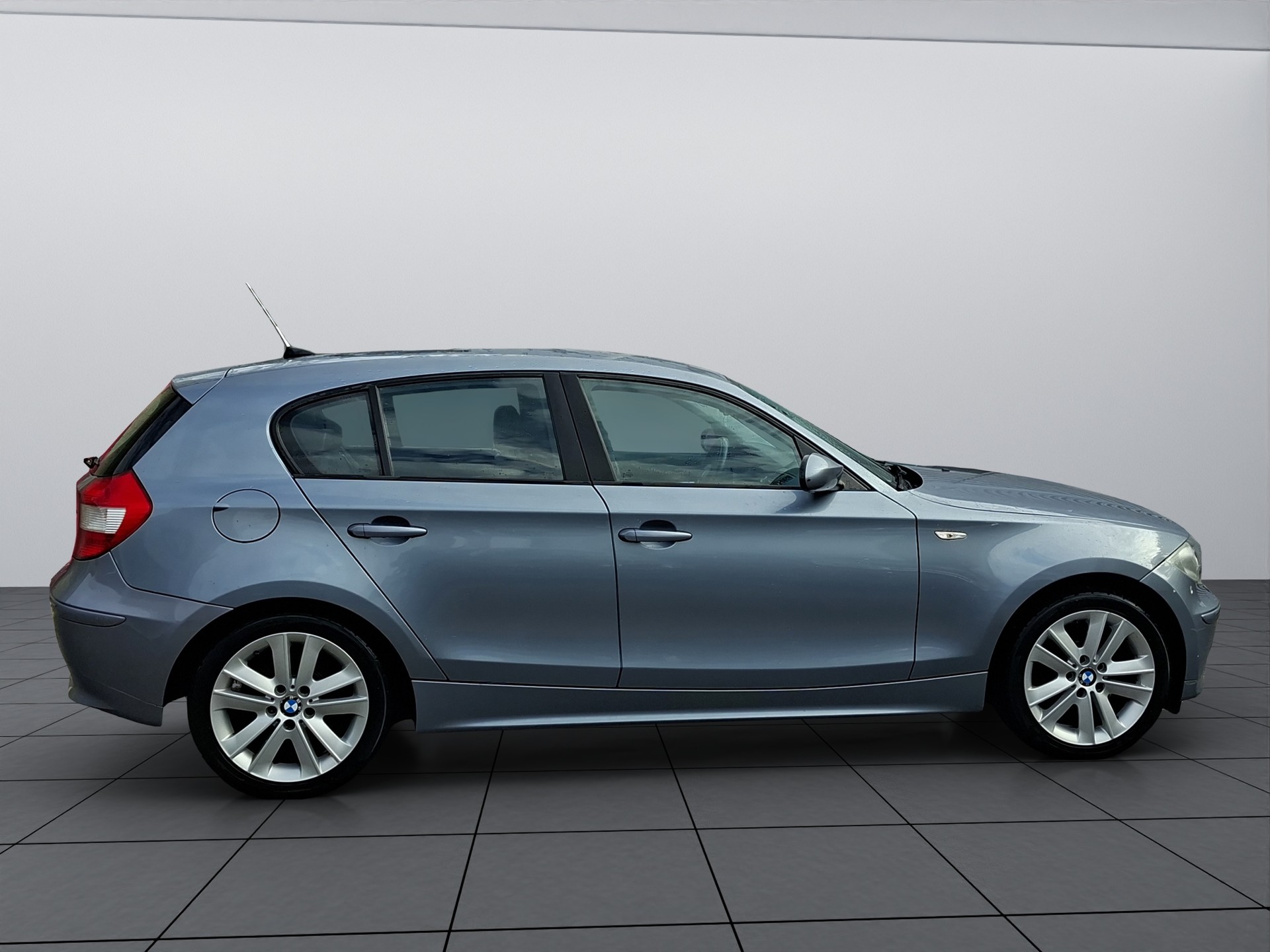 BMW 120i-image-6