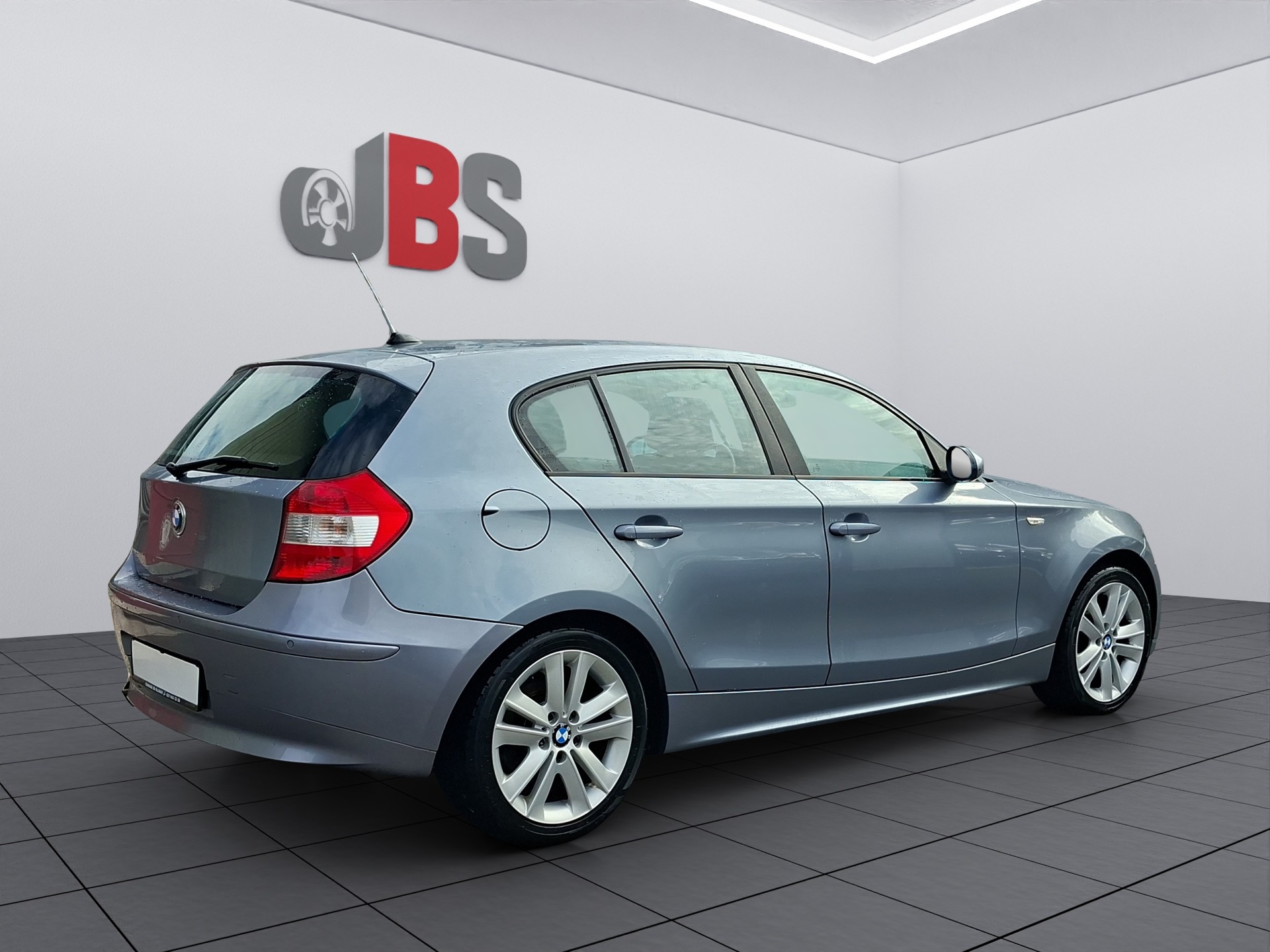 BMW 120i-image-4