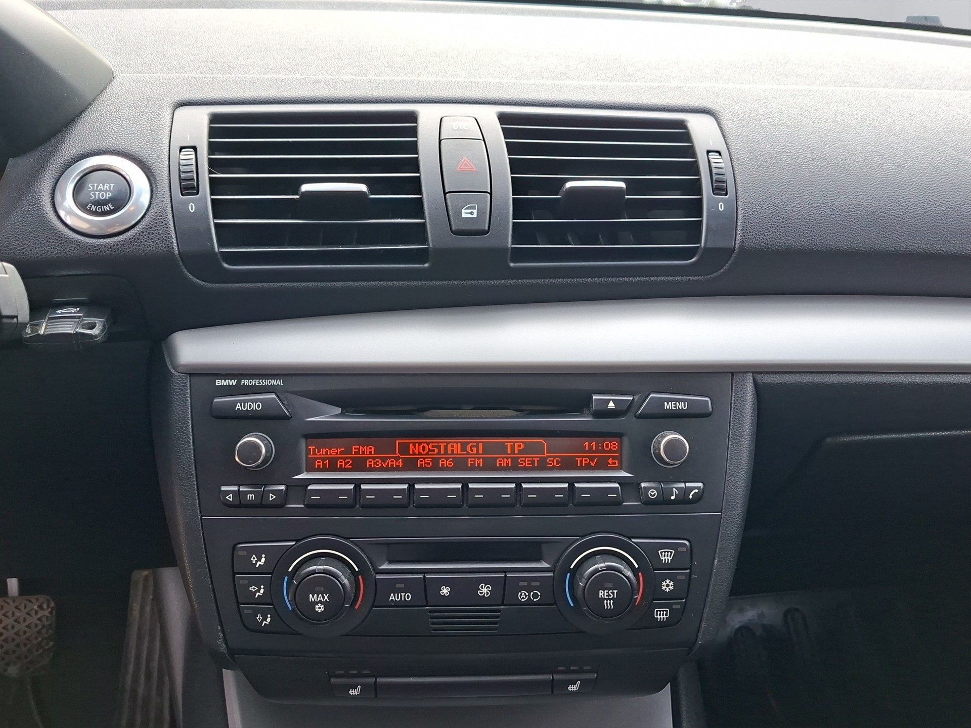 BMW 120i-image-15