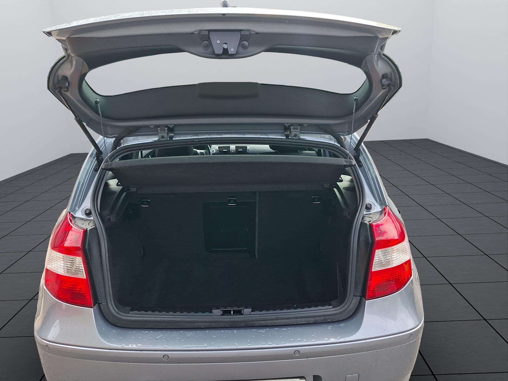 BMW 120i-image-16