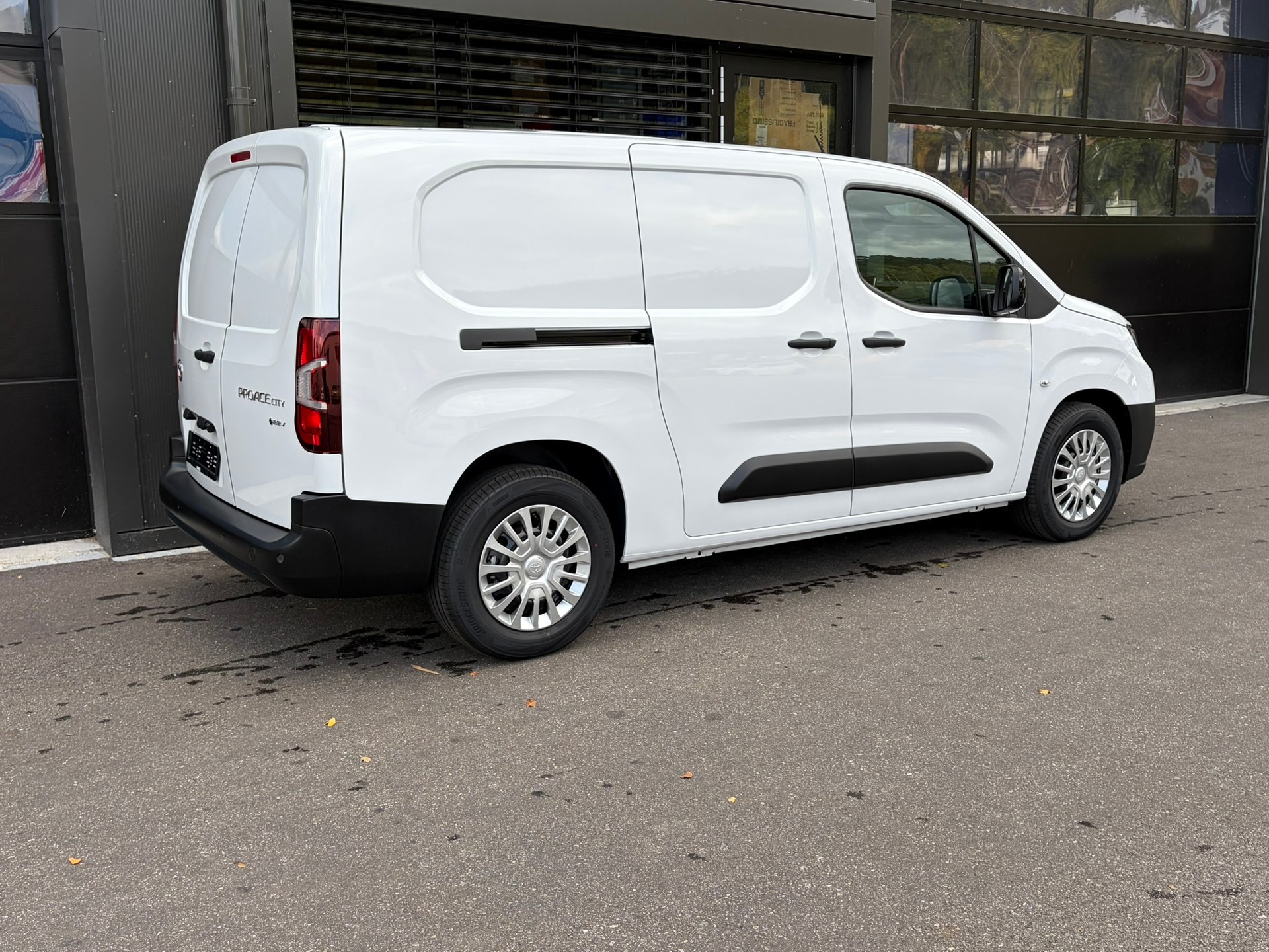 TOYOTA Proace City Van EV 50 kWh Advanced Long-image-4