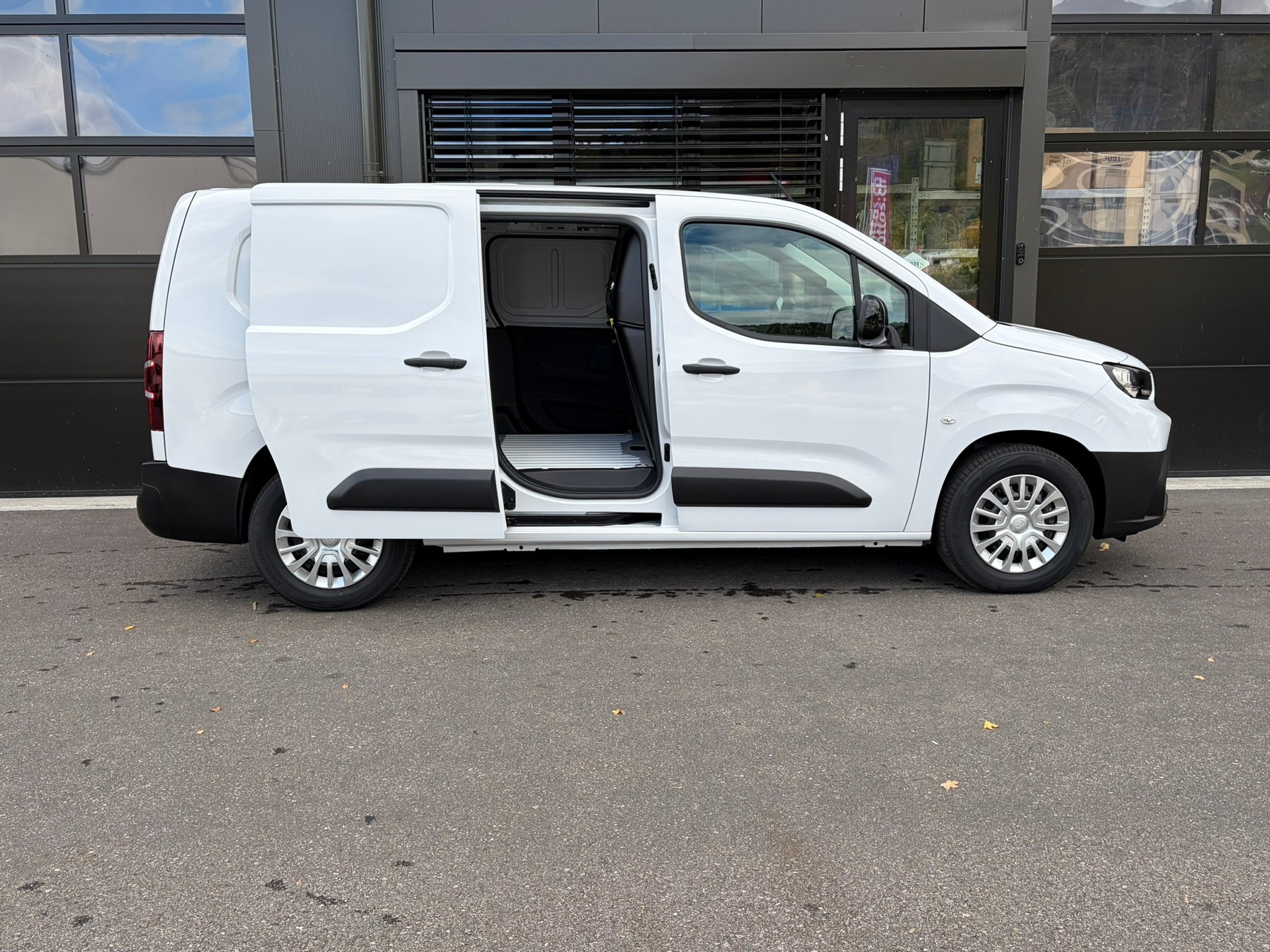 TOYOTA Proace City Van EV 50 kWh Advanced Long-image-1