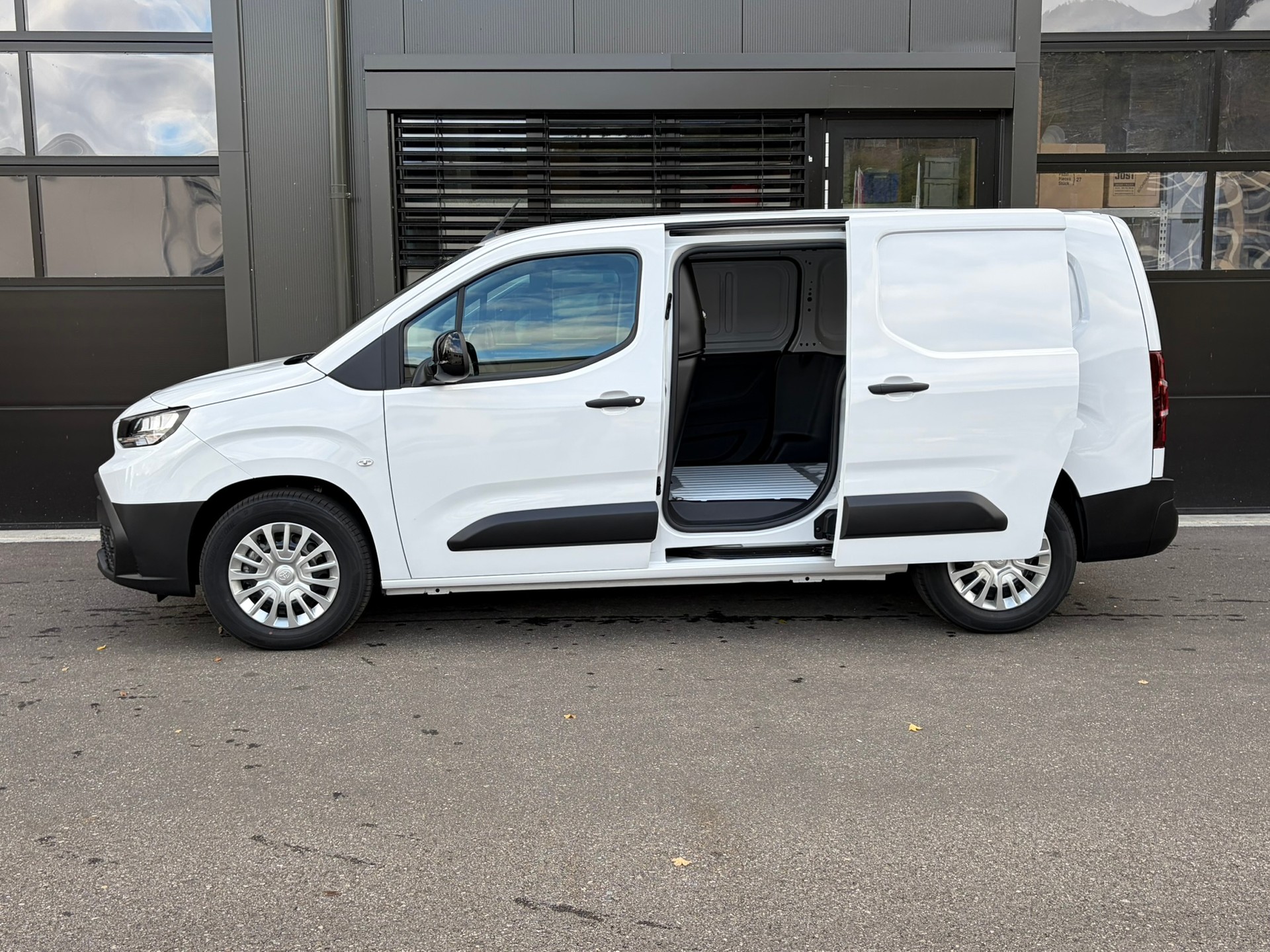 TOYOTA Proace City Van EV 50 kWh Advanced Long-image-3