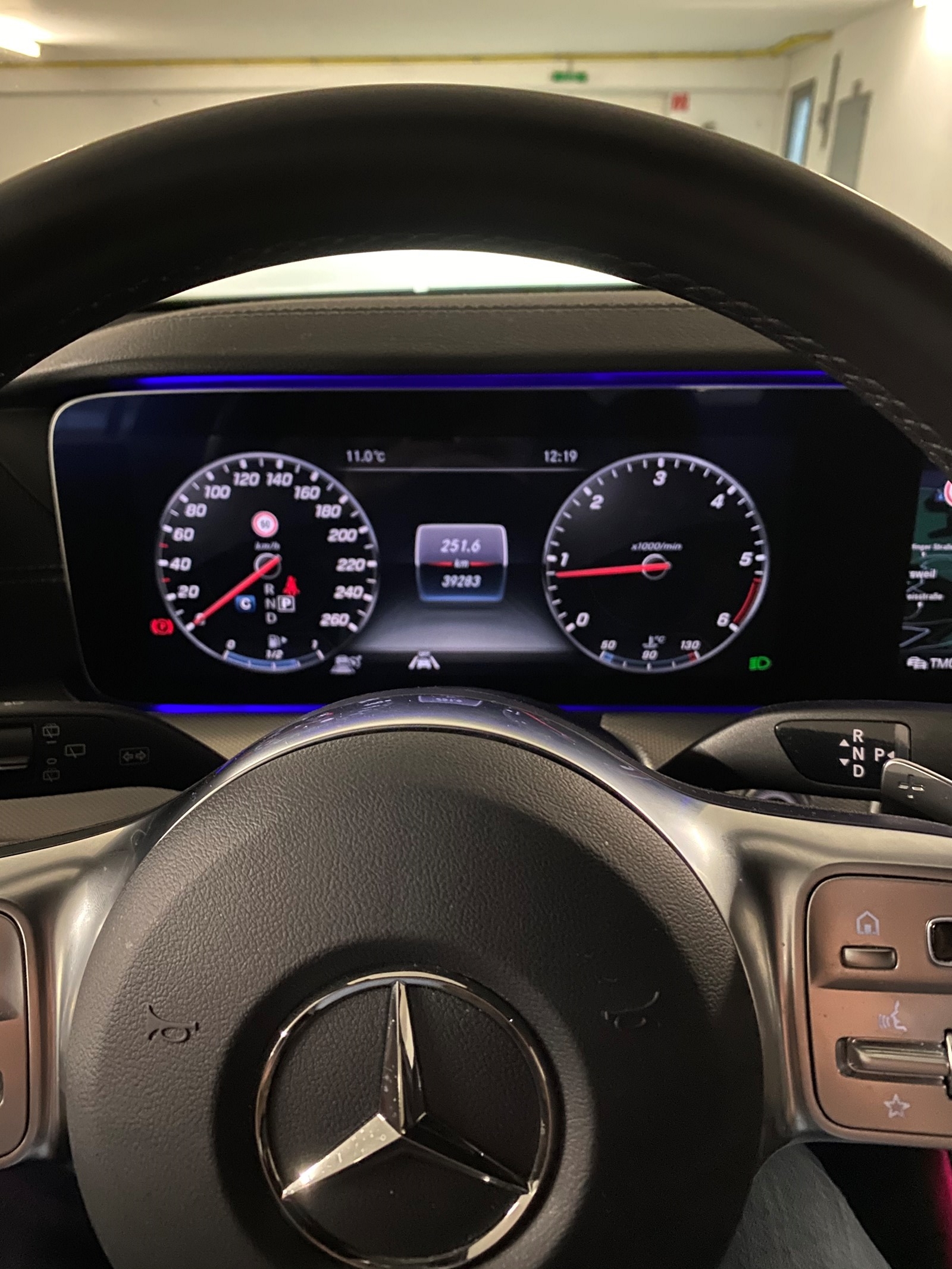 MERCEDES-BENZ E 220 d AMG Line 4Matic 9G-Tronic-image-7