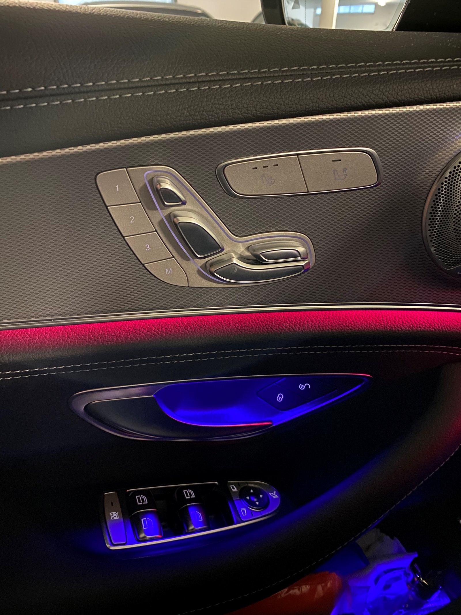 MERCEDES-BENZ E 220 d AMG Line 4Matic 9G-Tronic-image-16