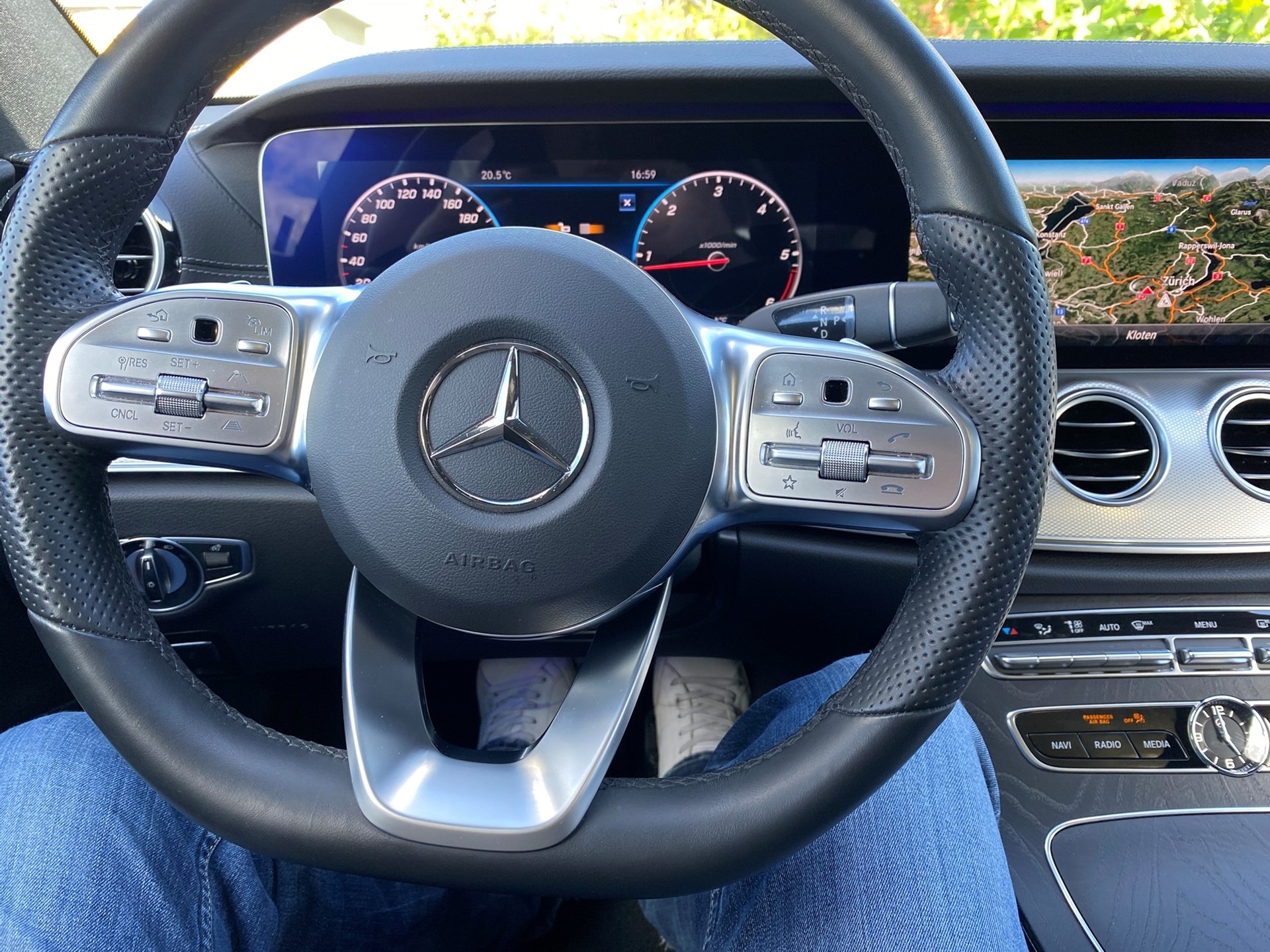 MERCEDES-BENZ E 220 d AMG Line 4Matic 9G-Tronic-image-6