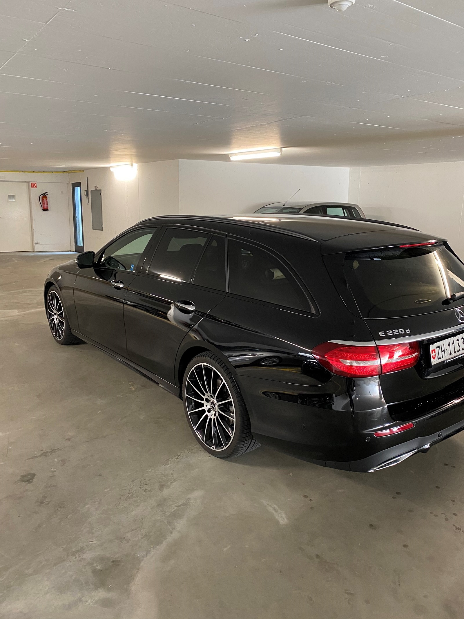 MERCEDES-BENZ E 220 d AMG Line 4Matic 9G-Tronic-image-3
