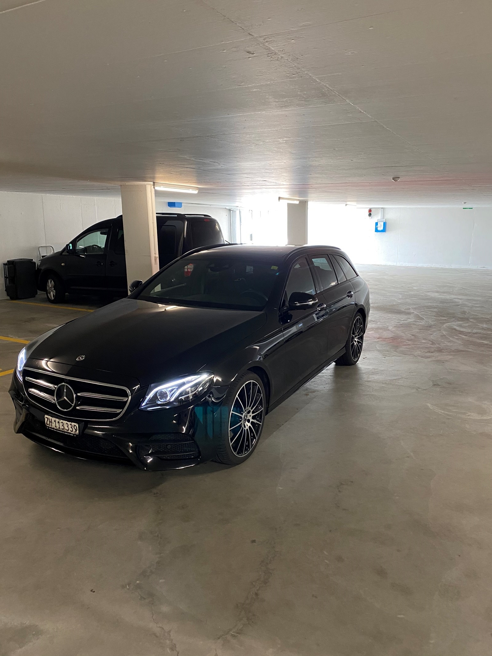 MERCEDES-BENZ E 220 d AMG Line 4Matic 9G-Tronic-image-1