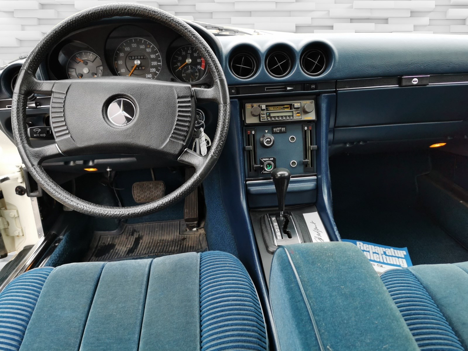 MERCEDES-BENZ SLC 450-image-10
