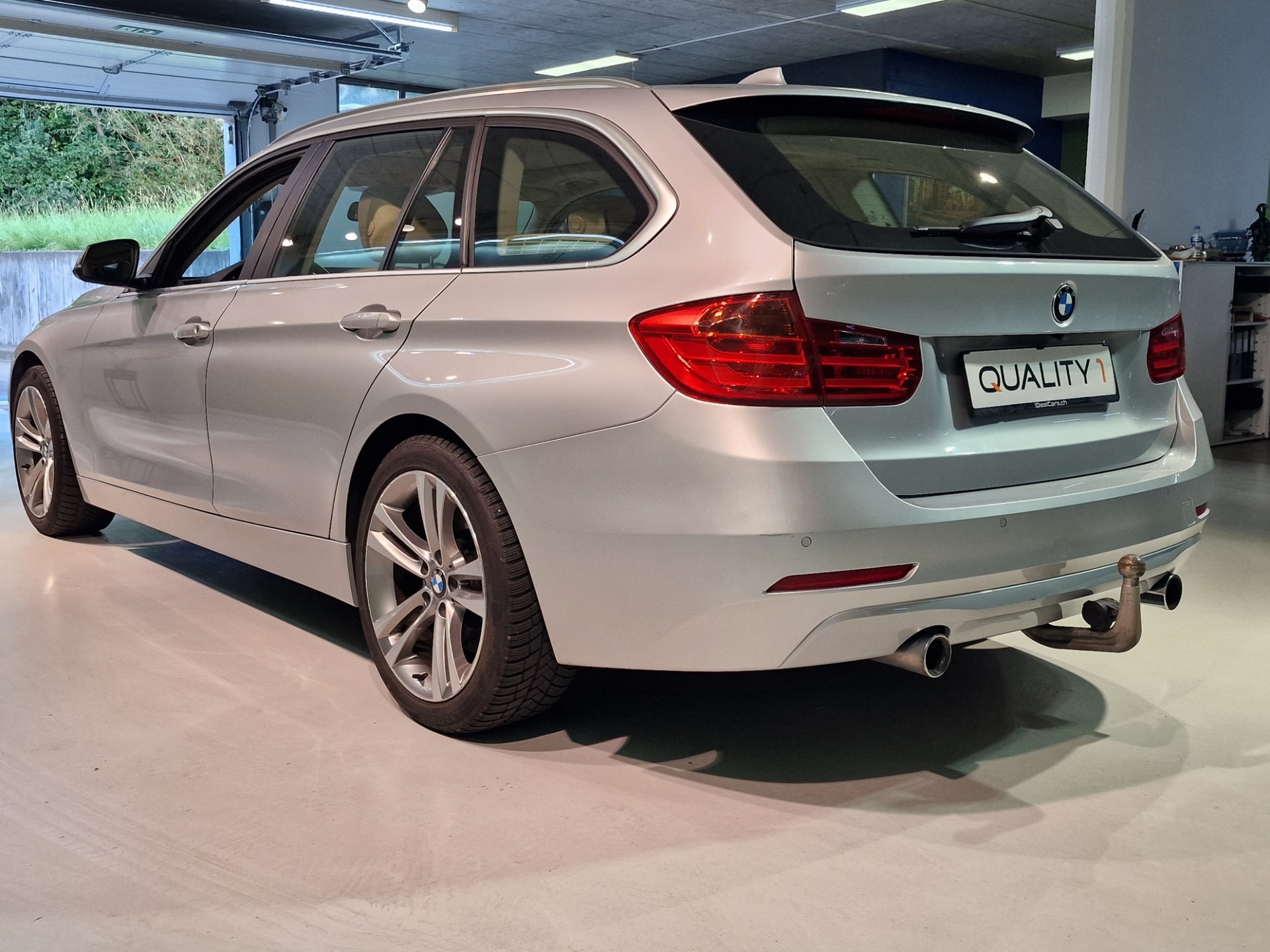 BMW 335i xDrive Touring Modern Line Steptronic-image-4