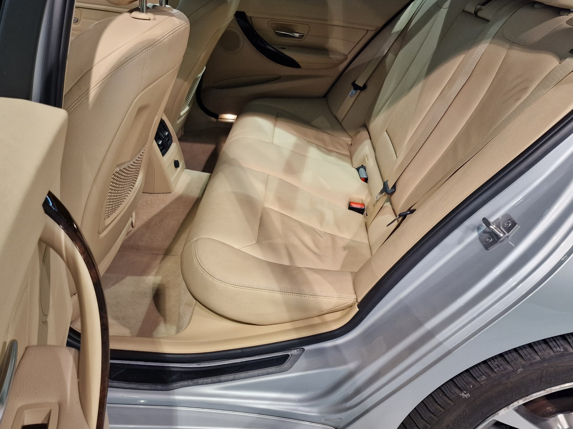 BMW 335i xDrive Touring Modern Line Steptronic-image-13