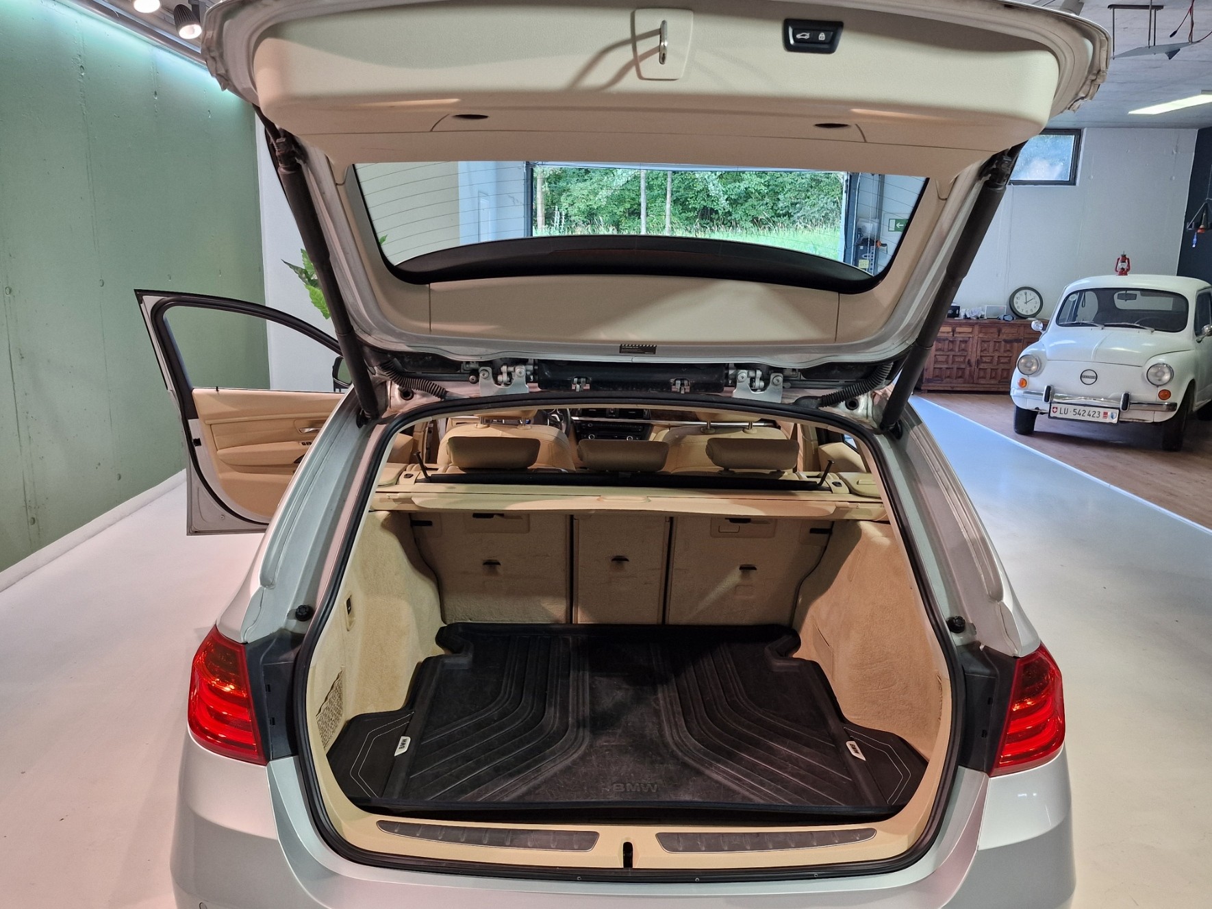 BMW 335i xDrive Touring Modern Line Steptronic-image-14