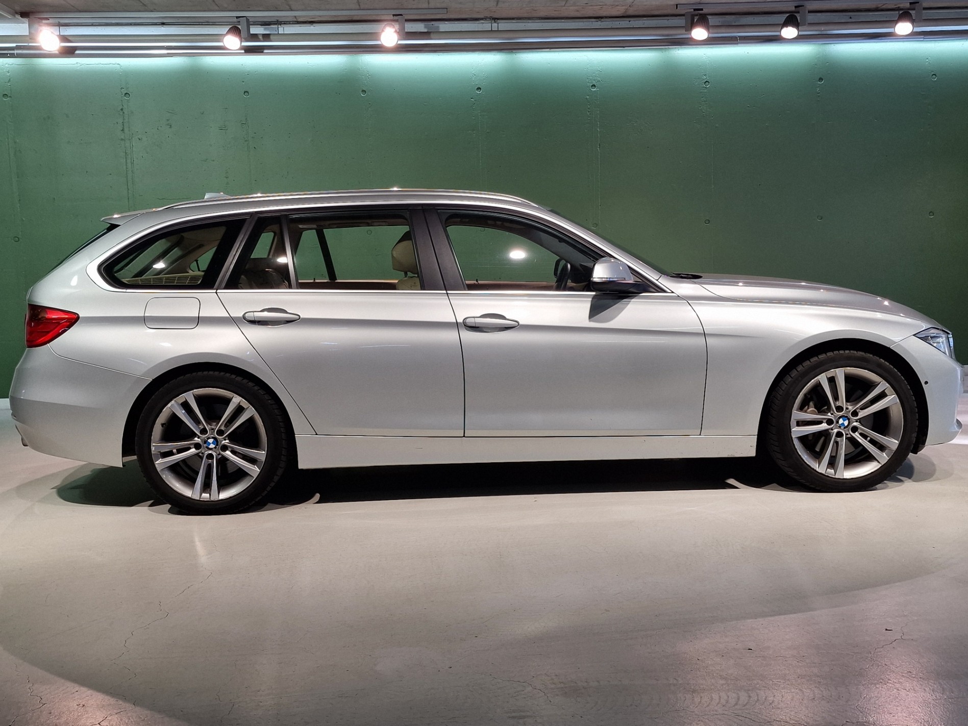 BMW 335i xDrive Touring Modern Line Steptronic-image-2