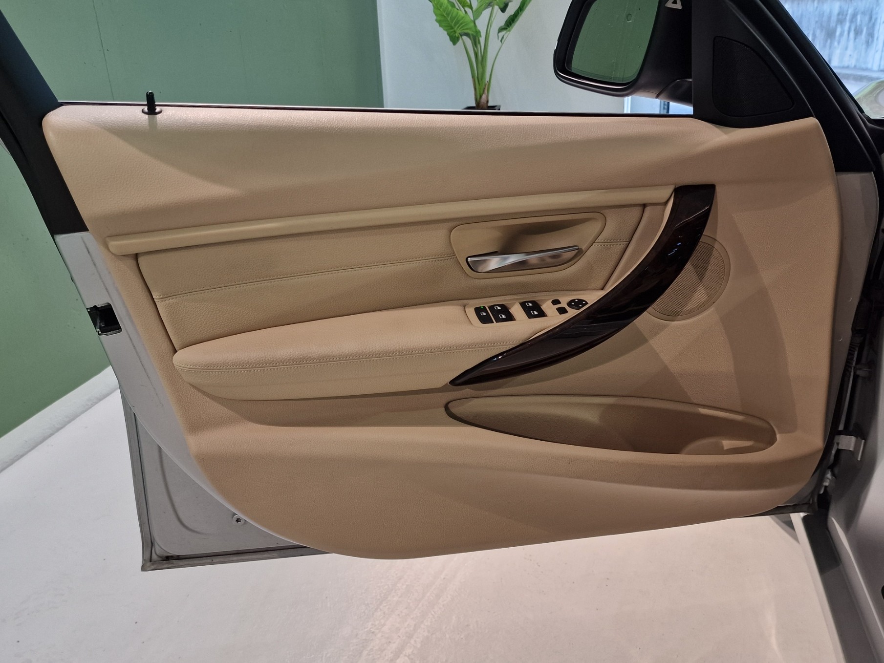 BMW 335i xDrive Touring Modern Line Steptronic-image-5