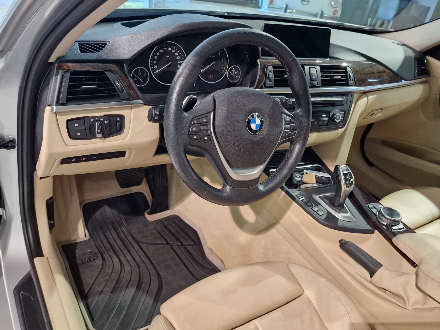 BMW 335i xDrive Touring Modern Line Steptronic-image-7