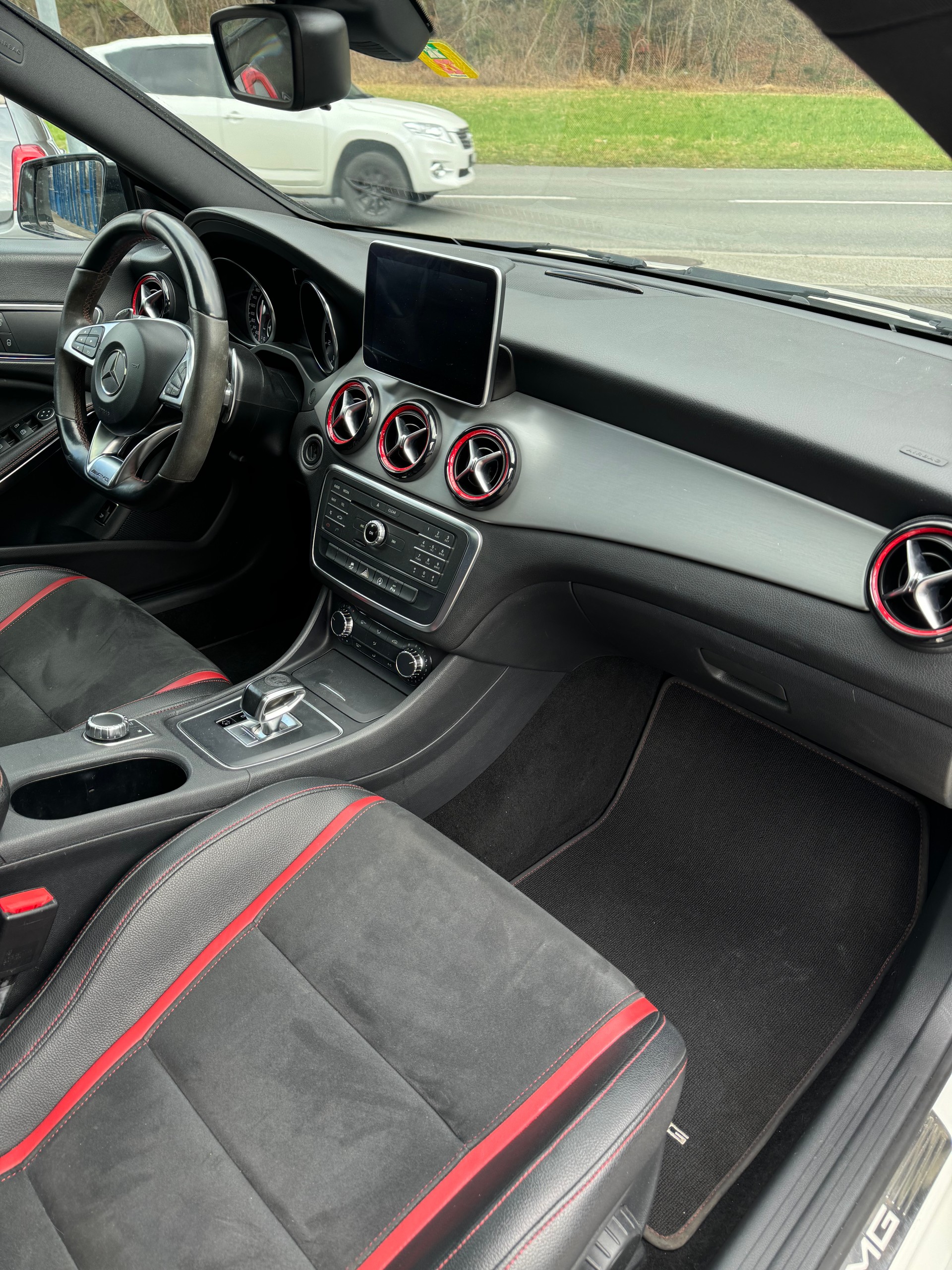 MERCEDES-BENZ CLA 45 AMG 4Matic Speedshift-image-9