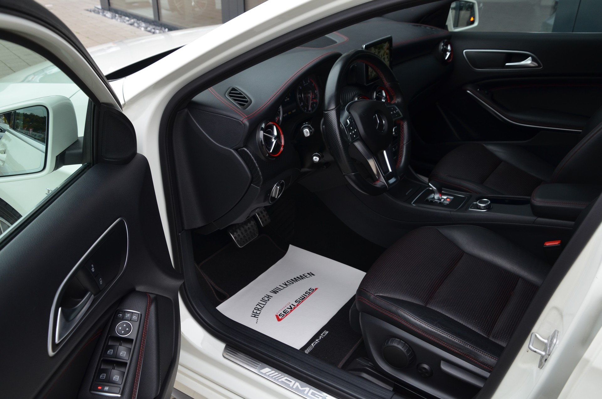 MERCEDES-BENZ A 45 AMG 4Matic Speedshift 7G-DCT*Ab MFK,1 Jahr oder 20'000km Garantie*-image-12