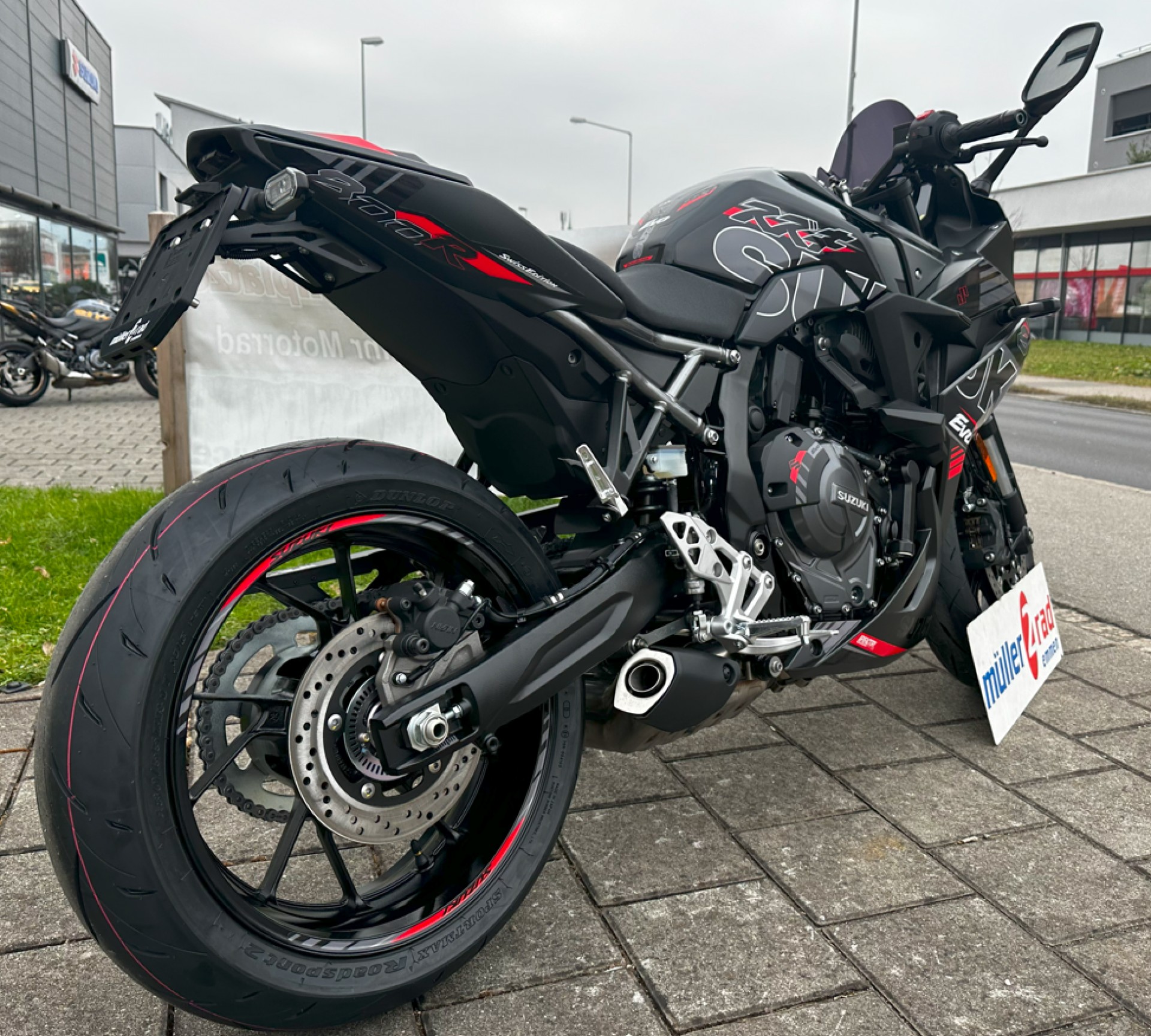 SUZUKI GSX-8R-showroom-element-2