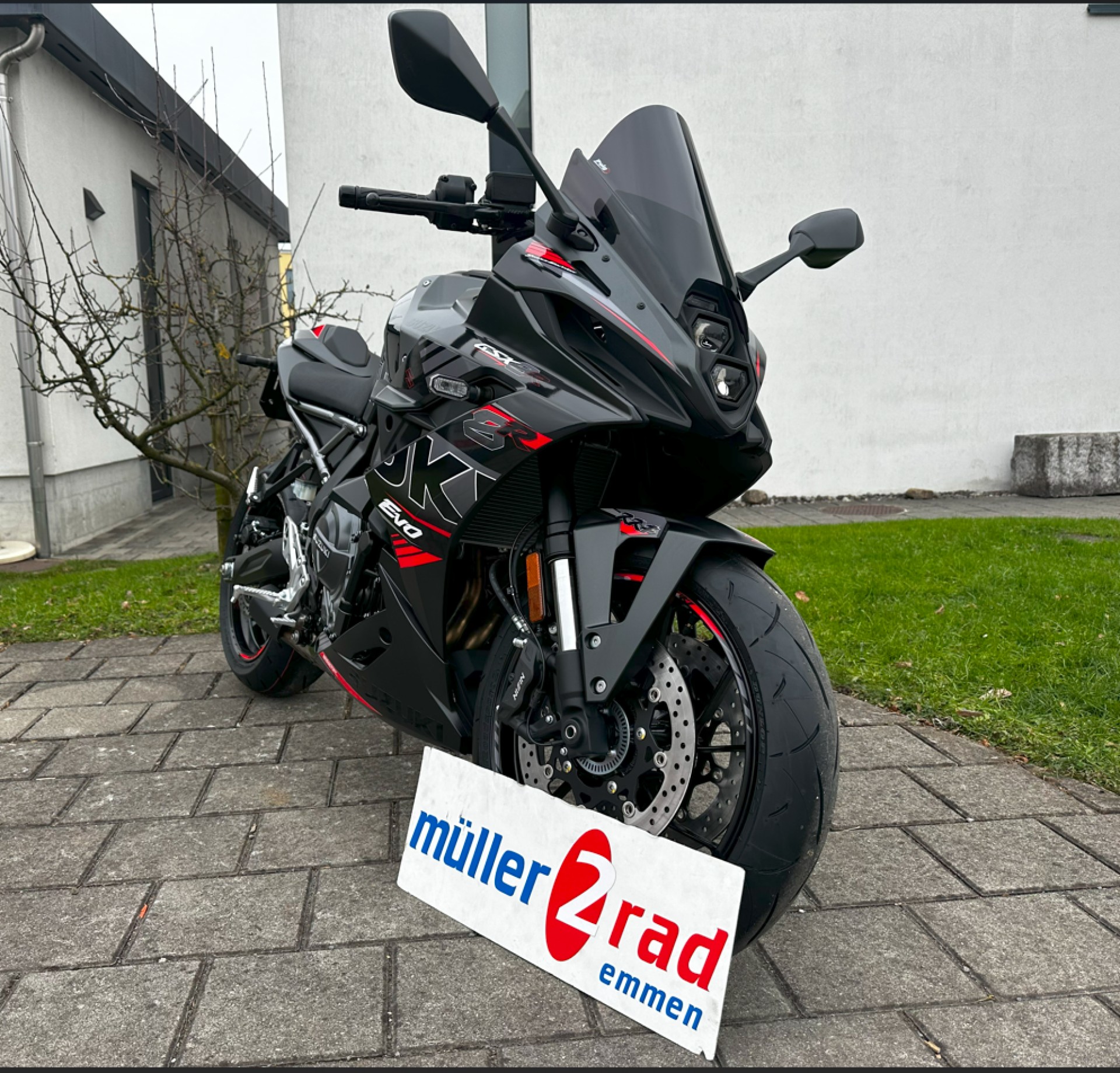 SUZUKI GSX-8R-showroom-element-1