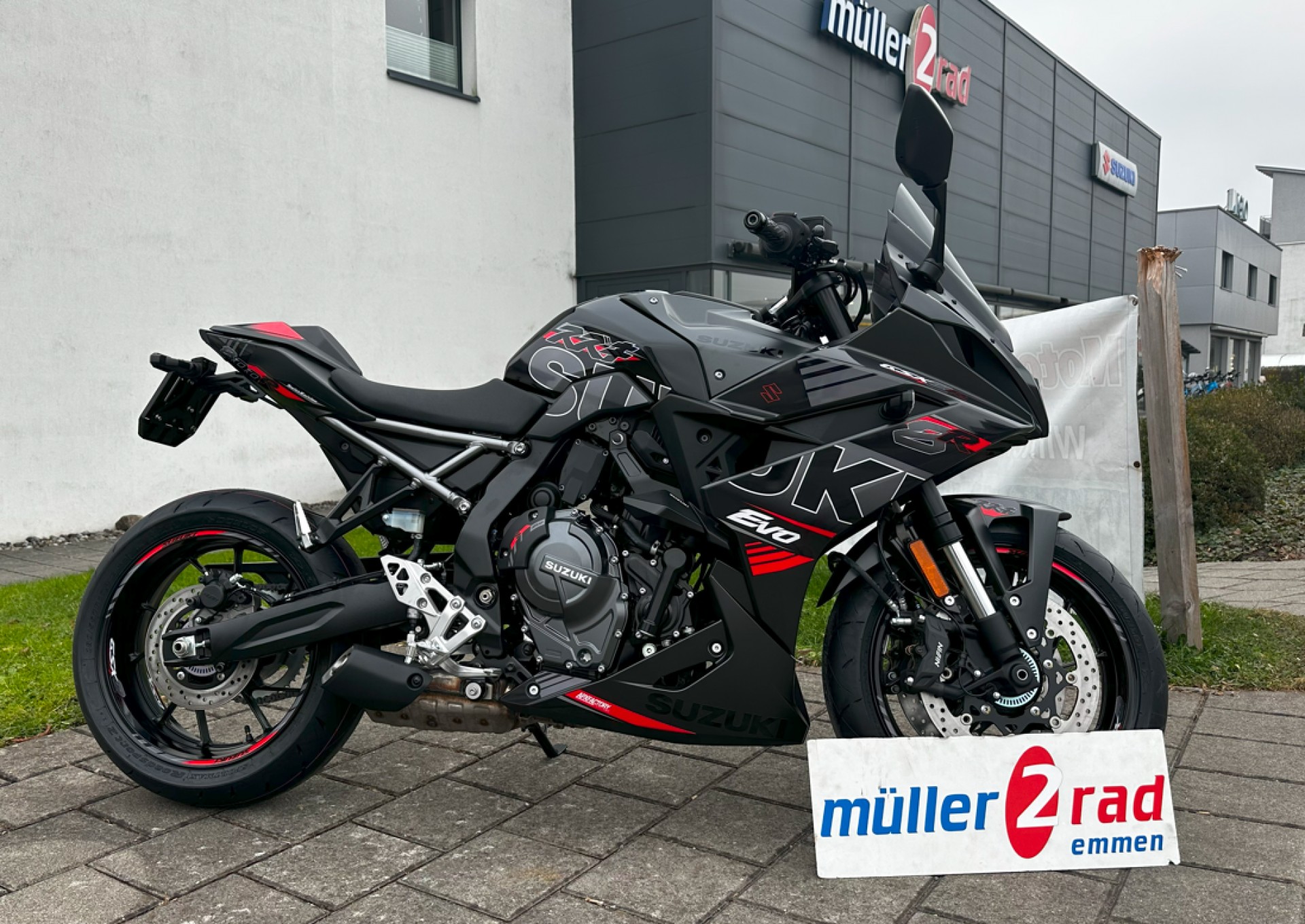 SUZUKI GSX-8R