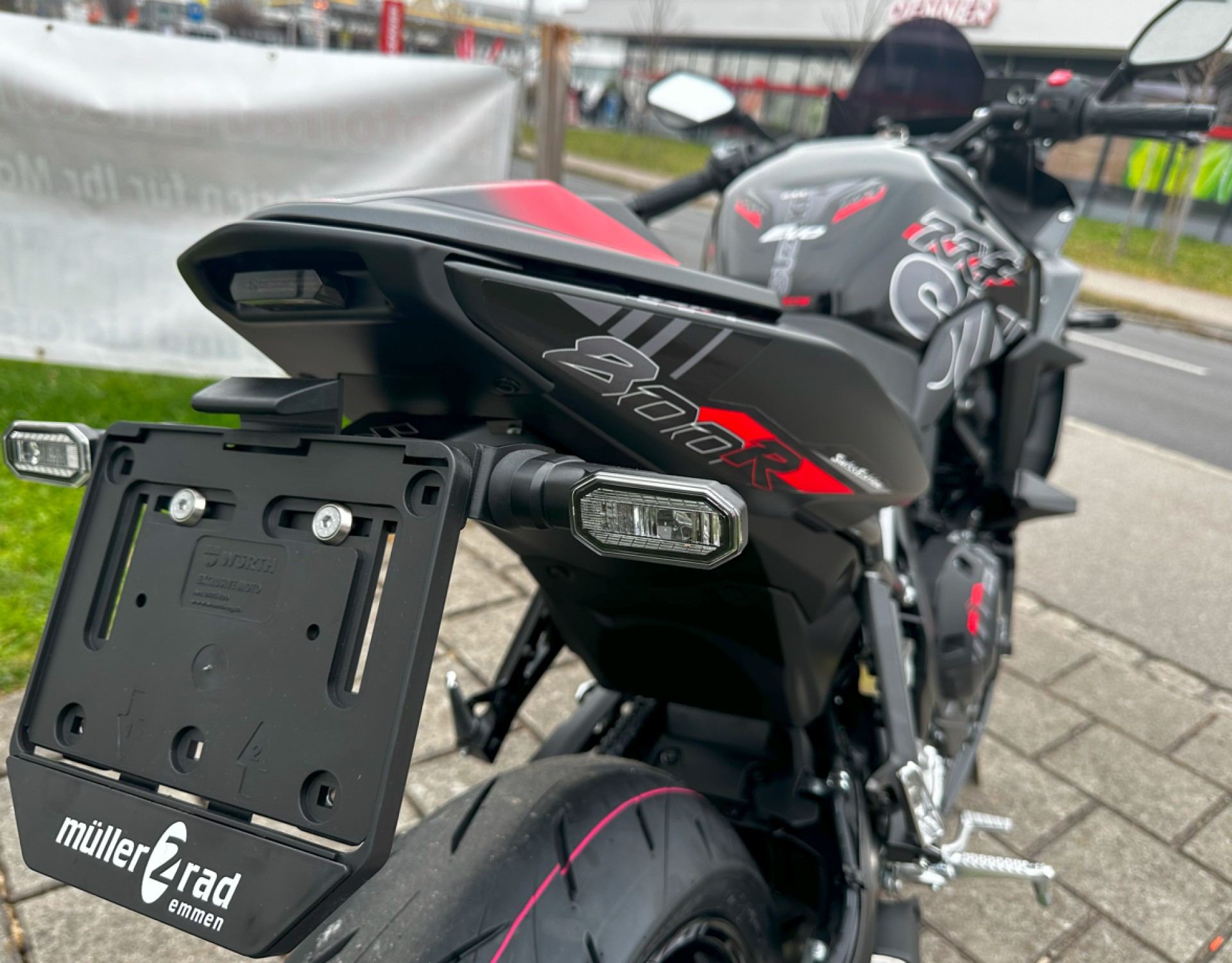 SUZUKI GSX-8R-showroom-element-3