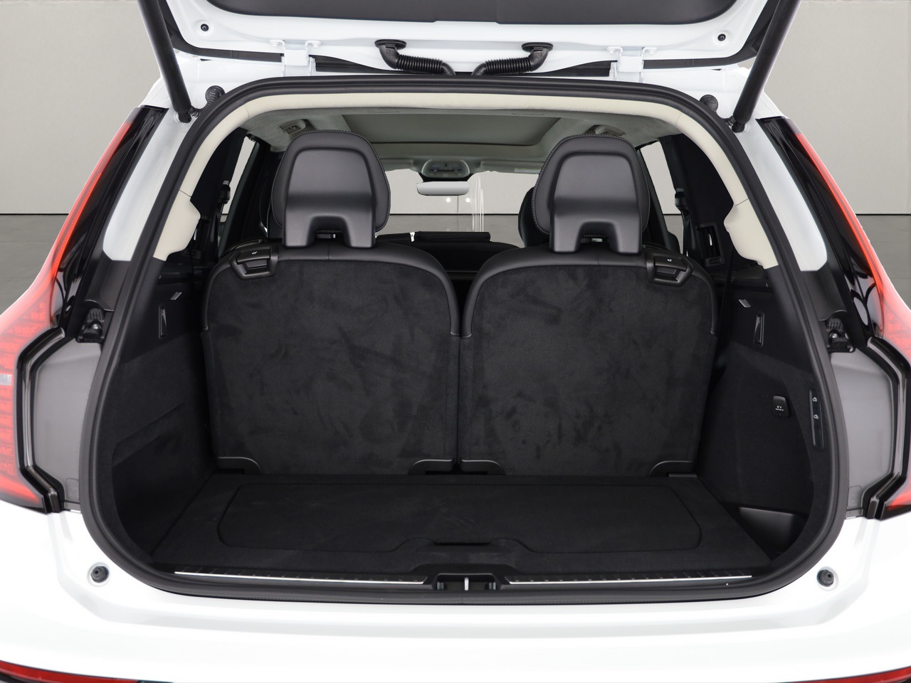 VOLVO XC90 2.0 T8 TE Ultra Dark eAWD XCLUSIVE-image-4