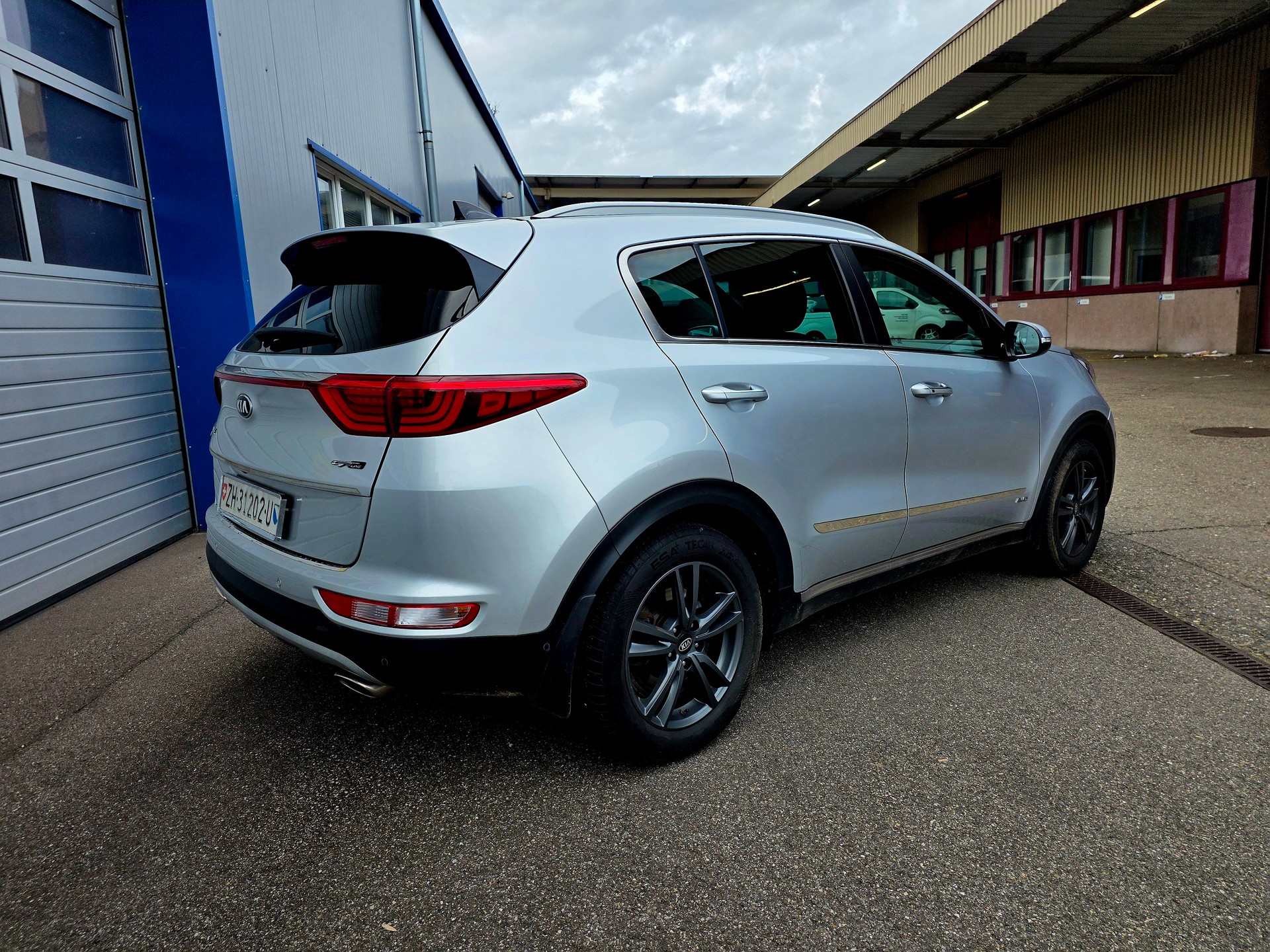 KIA Sportage 2.0CRDi Style GT Line 4WD Automat-image-6