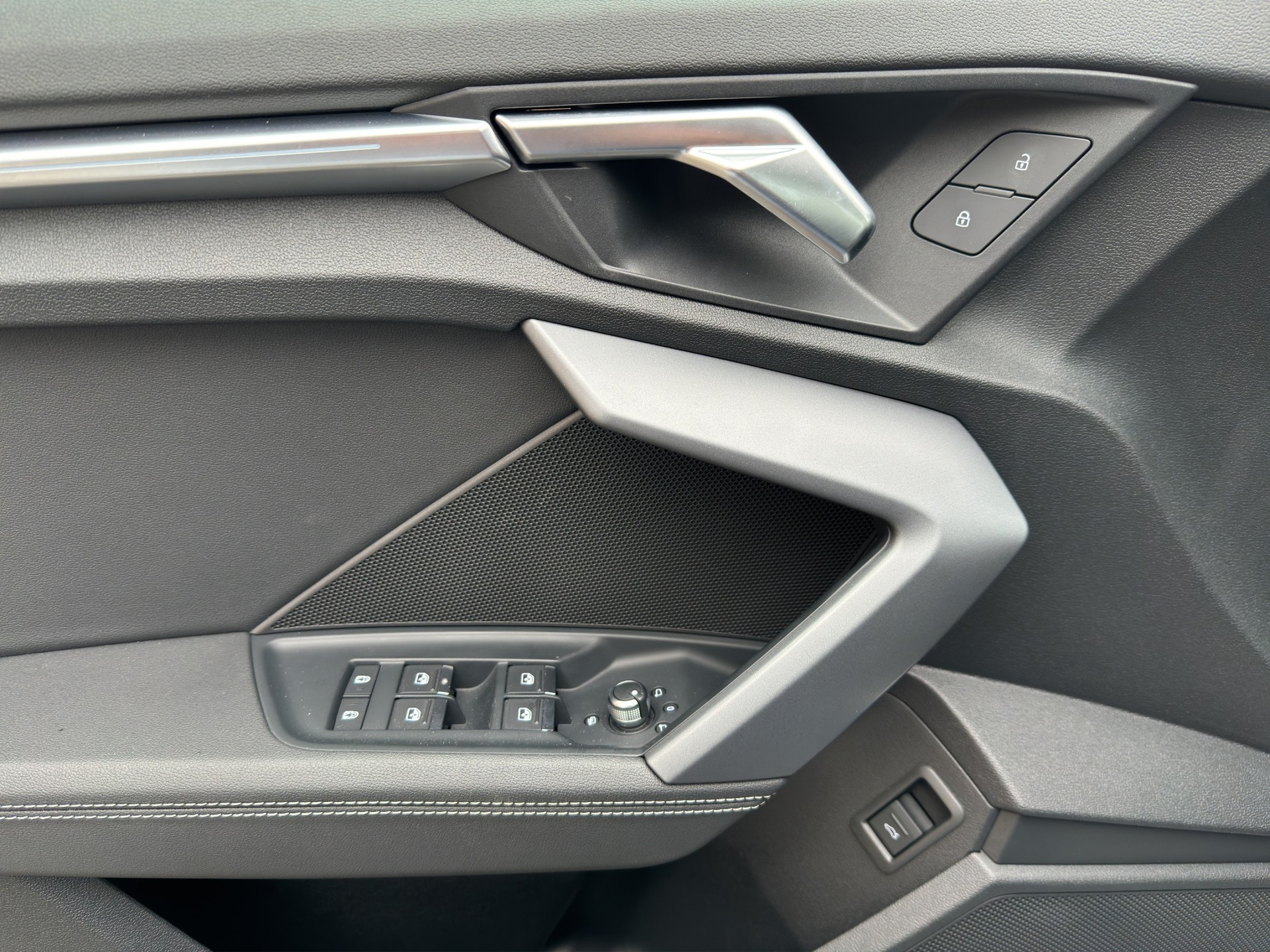 AUDI S3 Sportback TFSI quattro S-tronic-image-8