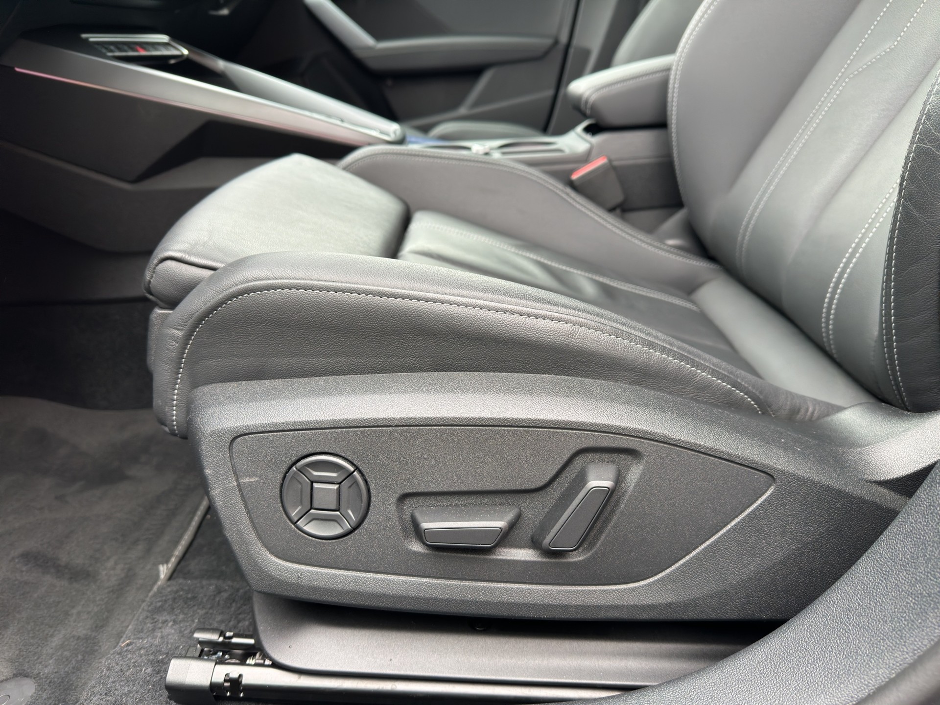 AUDI S3 Sportback TFSI quattro S-tronic-image-9