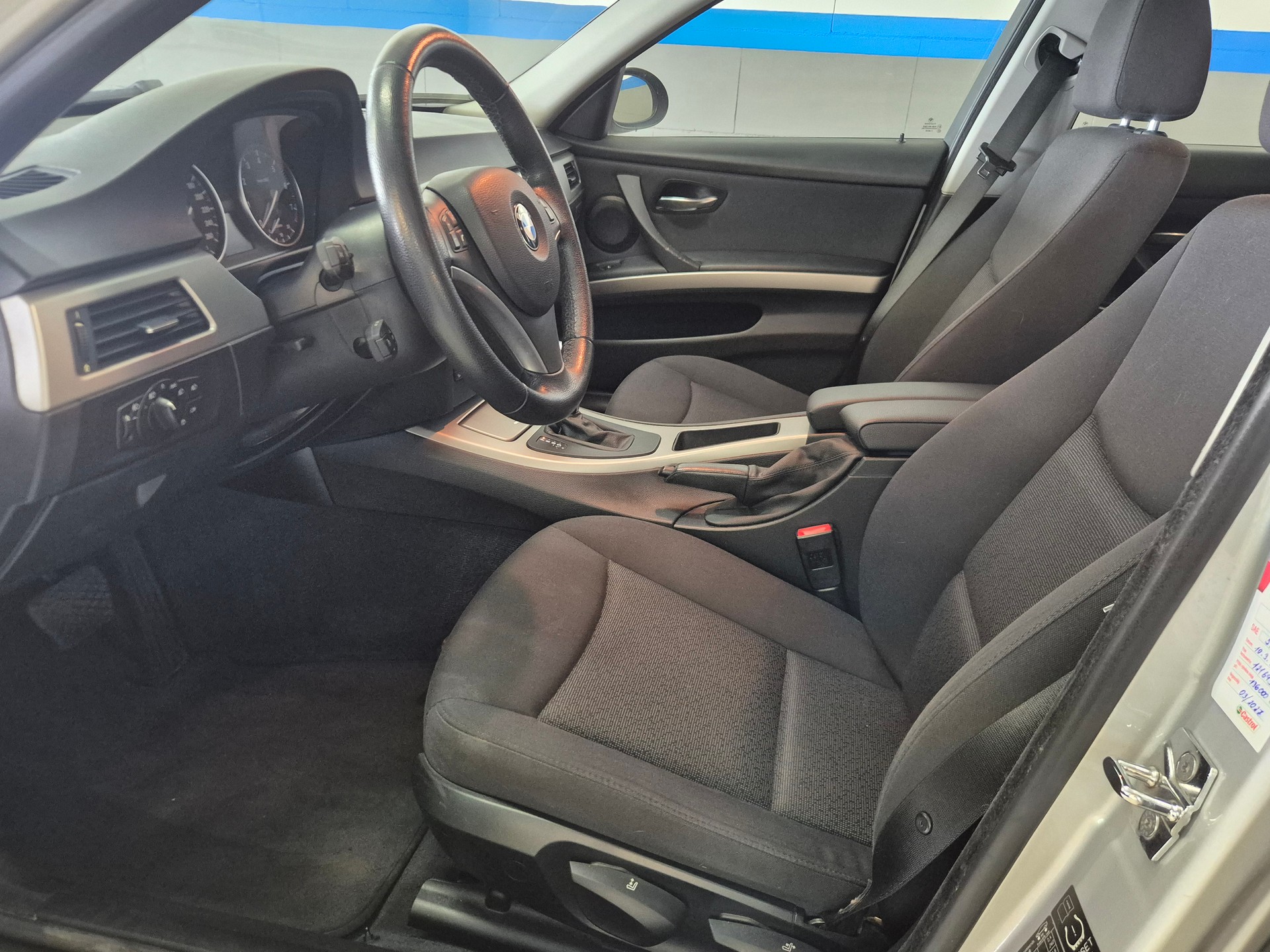 BMW 320i Touring Steptronic-image-5