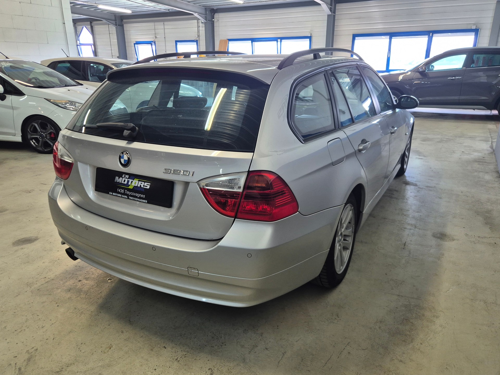 BMW 320i Touring Steptronic-image-3