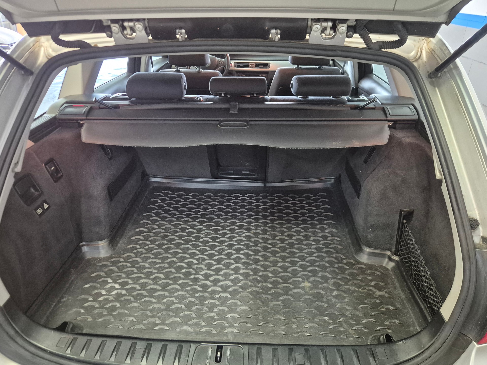 BMW 320i Touring Steptronic-image-12
