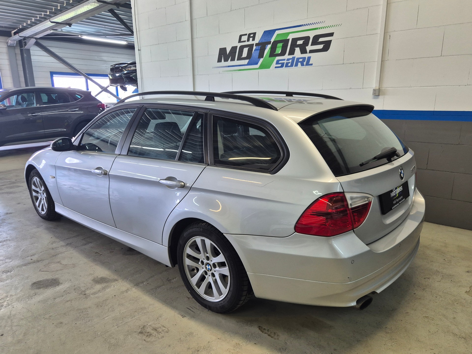 BMW 320i Touring Steptronic-image-4