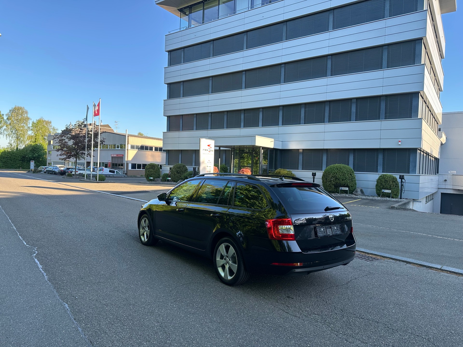 SKODA Octavia Combi 1.6 TDI Active DSG-image-3