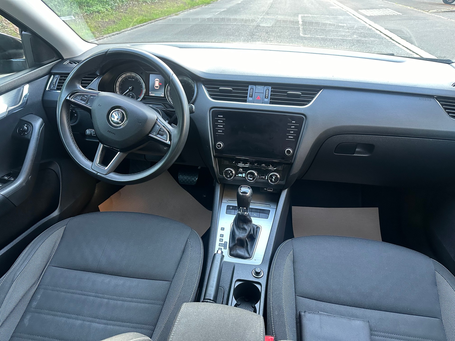 SKODA Octavia Combi 1.6 TDI Active DSG-image-9