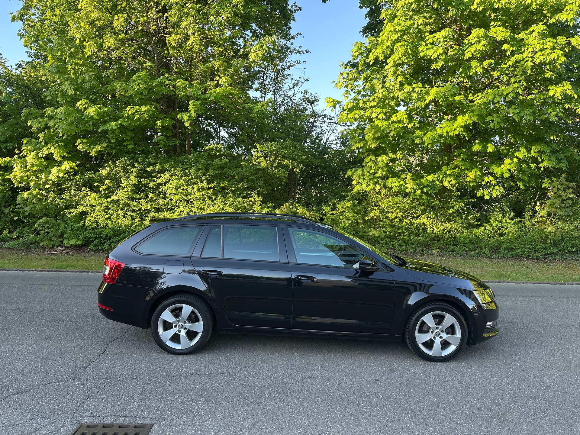 SKODA Octavia Combi 1.6 TDI Active DSG-image-14